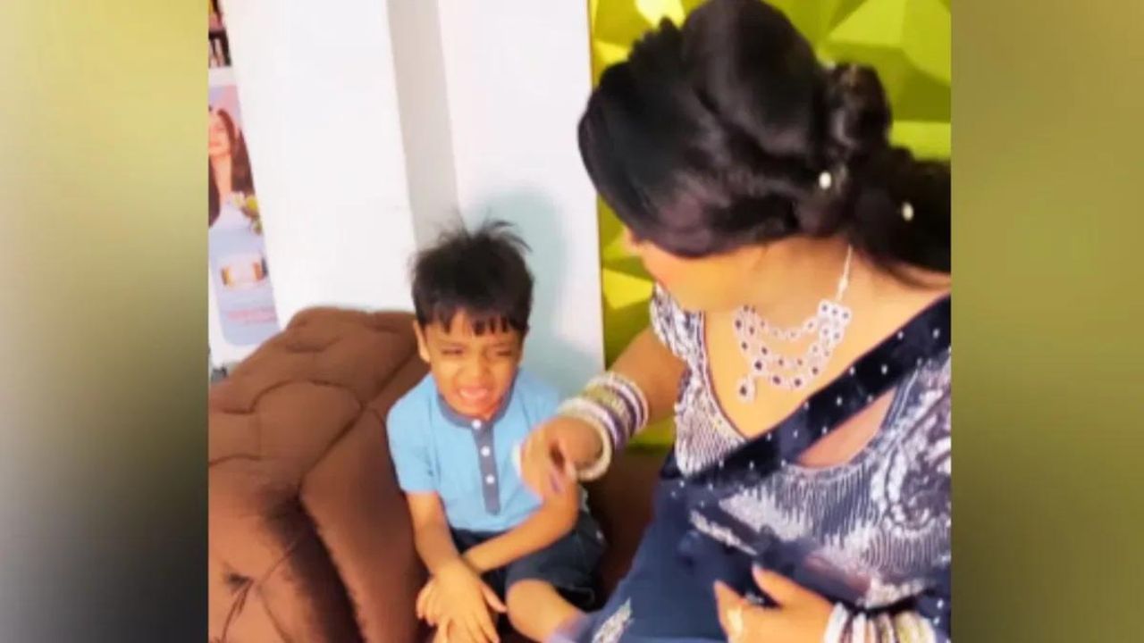 Viral Video : ਔਰਤ ਨੇ ਕੀਤਾ ਇੰਨਾ ਮੇਕਅੱਪ ਕਿ ਪਛਾਣ ਨਾ ਸਕਿਆ ਬੱਚਾ, ਲੱਗਾ ਰੋਣ, ਲੋਕ ਬੋਲੇ- ਇਹ ਮੂੰਹ ਧੁਆ ਕੇ ਹੀ ਮੰਨੇਗਾ Viral Video : ਔਰਤ ਨੇ ਕੀਤਾ ਇੰਨਾ ਮੇਕਅੱਪ ਕਿ ਪਛਾਣ ਨਾ ਸਕਿਆ ਬੱਚਾ, ਲੱਗਾ ਰੋਣ, ਲੋਕ ਬੋਲੇ- ਇਹ ਮੂੰਹ ਧੁਆ ਕੇ ਹੀ ਮੰਨੇਗਾ