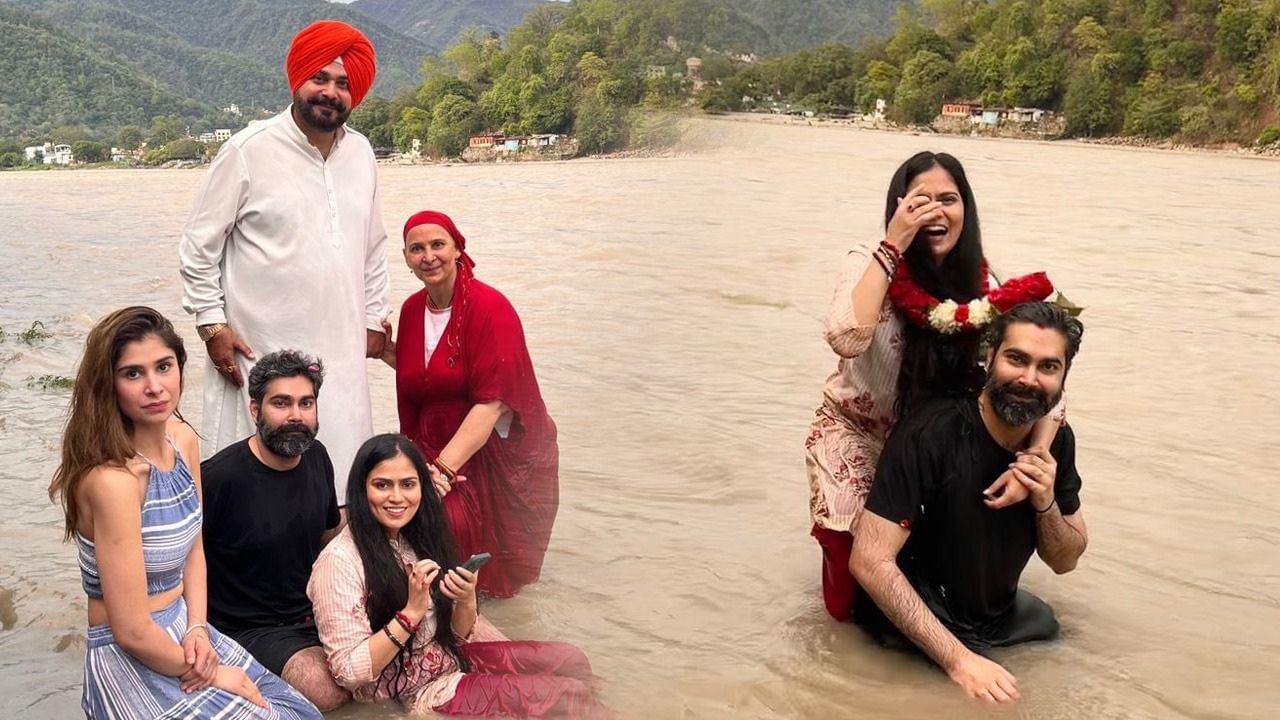 New Member in Sidhu Family: ਸਿੱਧੂ ਫੈਮਿਲੀ ‘ਚ ਸ਼ਾਮਲ ਹੋਣ ਵਾਲਾ ਹੈ ਨਵਾਂ ਮੈਂਬਰ, ਗੰਗਾ ਦੀ ਗੋਦ ‘ਚ ਕੀਤੀ ਪੁੱਤਰ ਕਰਨ ਦੀ ਮੰਗਣੀ New Member in Sidhu Family: ਸਿੱਧੂ ਫੈਮਿਲੀ ‘ਚ ਸ਼ਾਮਲ ਹੋਣ ਵਾਲਾ ਹੈ ਨਵਾਂ ਮੈਂਬਰ, ਗੰਗਾ ਦੀ ਗੋਦ ‘ਚ ਕੀਤੀ ਪੁੱਤਰ ਕਰਨ ਦੀ ਮੰਗਣੀ