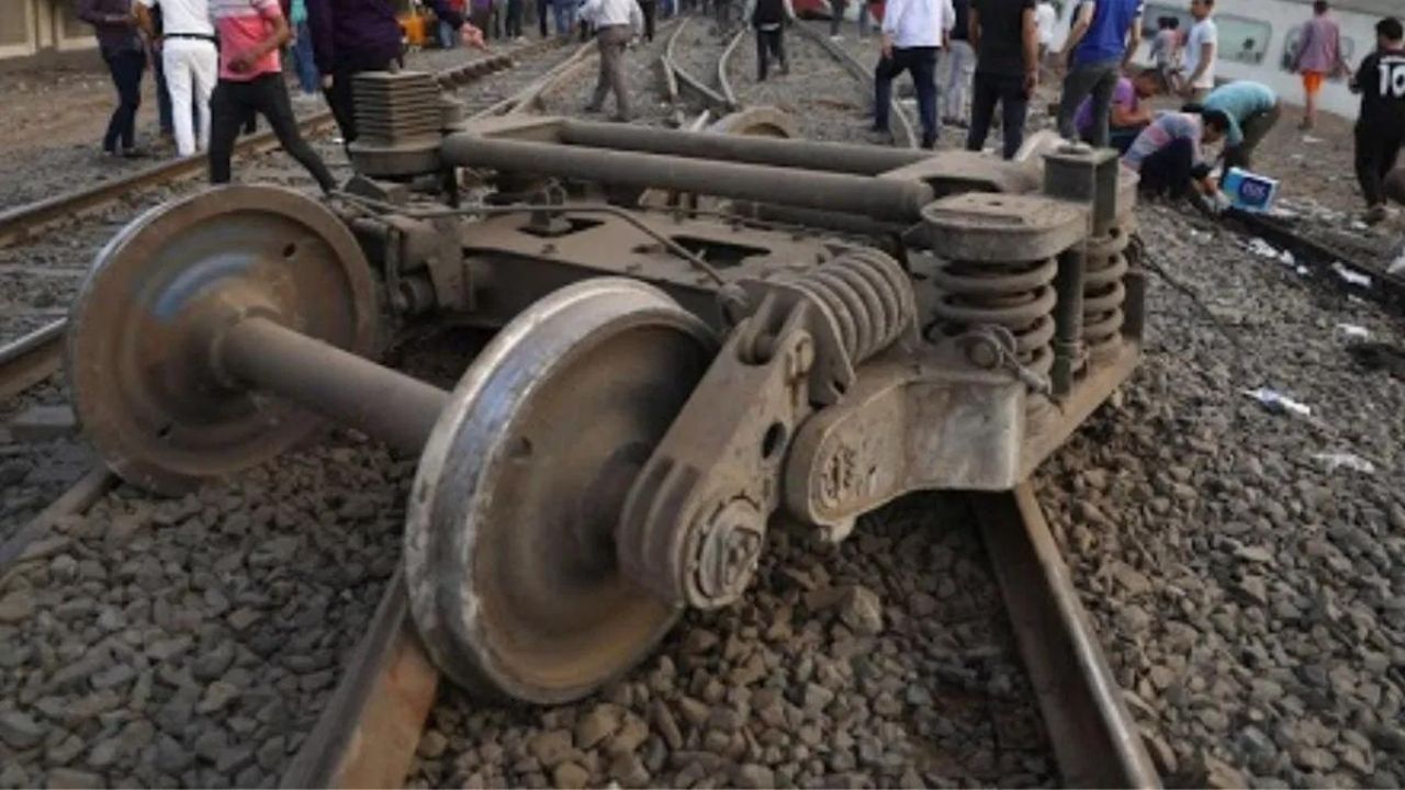 Odisha Train Accident: ਓਡੀਸ਼ਾ ਵਿੱਚ ਇੱਕ ਹੋਰ ਰੇਲ ਹਾਦਸਾ, ਬਾਰਗੜ੍ਹ ਵਿੱਚ ਪਟੜੀ ਤੋਂ ਉਤਰੇ ਪ੍ਰਾਈਵੇਟ ਮਾਲਗੱਡੀ ਦੇ 5 ਡੱਬੇ Odisha Train Accident: ਓਡੀਸ਼ਾ ਵਿੱਚ ਇੱਕ ਹੋਰ ਰੇਲ ਹਾਦਸਾ, ਬਾਰਗੜ੍ਹ ਵਿੱਚ ਪਟੜੀ ਤੋਂ ਉਤਰੇ ਪ੍ਰਾਈਵੇਟ ਮਾਲਗੱਡੀ ਦੇ 5 ਡੱਬੇ