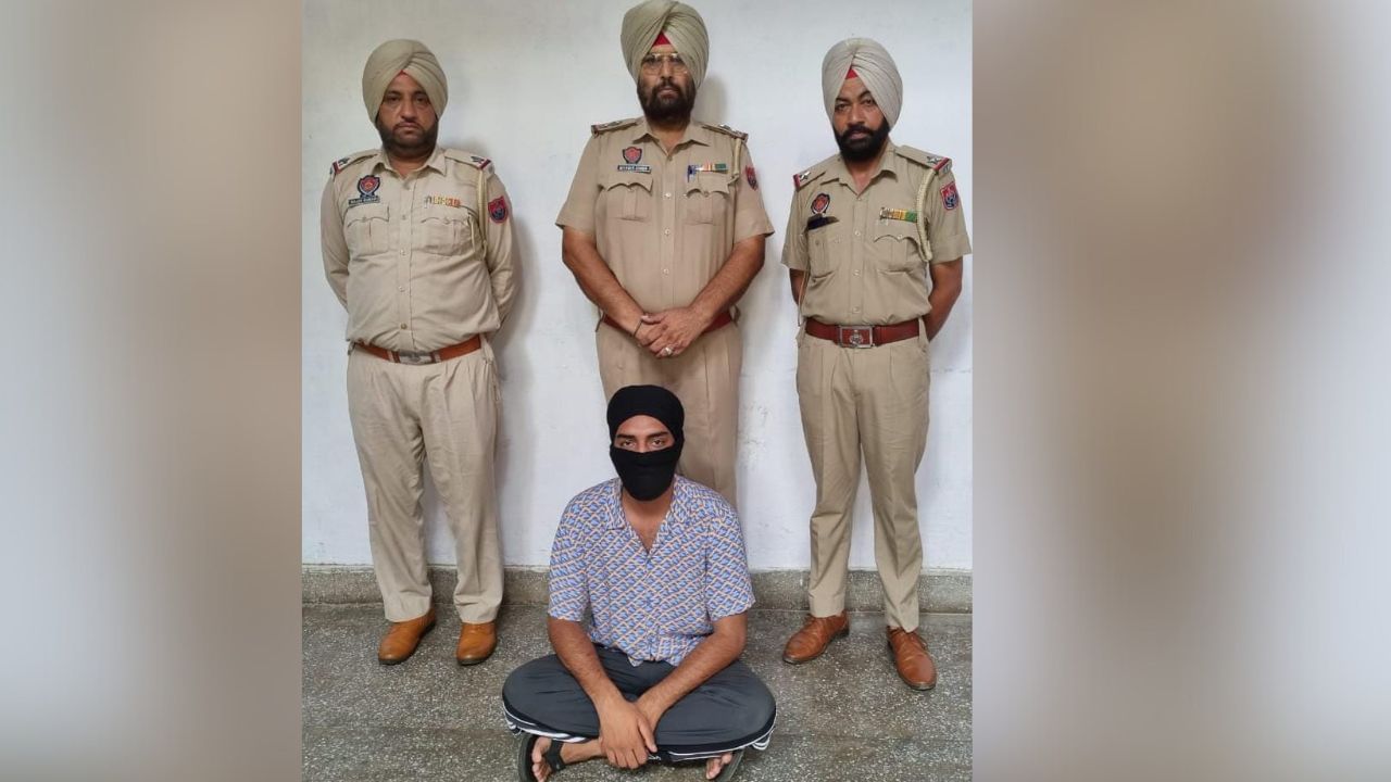 ਬਟਾਲਾ ‘ਚ ਸ਼ਿਵ ਸੈਨਾ ਆਗੂ ਸਮੇਤ ਤਿੰਨ ‘ਤੇ ਗੋਲੀਆਂ ਚਲਾਉਣ ਵਾਲਾ ਮੁਲਜ਼ਮ ਪੱਛਮੀ ਬੰਗਾਲ ਤੋਂ ਗ੍ਰਿਫ਼ਤਾਰ, ਭੂਟਾਨ ਭੱਜਣ ਦੀ ਕਰ ਰਿਹਾ ਸੀ ਕੋਸ਼ਿਸ਼ ਬਟਾਲਾ ‘ਚ ਸ਼ਿਵ ਸੈਨਾ ਆਗੂ ਸਮੇਤ ਤਿੰਨ ‘ਤੇ ਗੋਲੀਆਂ ਚਲਾਉਣ ਵਾਲਾ ਮੁਲਜ਼ਮ ਪੱਛਮੀ ਬੰਗਾਲ ਤੋਂ ਗ੍ਰਿਫ਼ਤਾਰ, ਭੂਟਾਨ ਭੱਜਣ ਦੀ ਕਰ ਰਿਹਾ ਸੀ ਕੋਸ਼ਿਸ਼