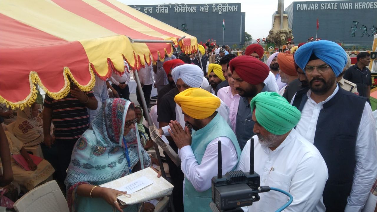 ਕਾਰਗਿਲ ਵਿਜੇ ਦਿਵਸ ‘ਤੇ CM ਮਾਨ ਨੇ ਸ਼ਹੀਦਾਂ ਨੂੰ ਕੀਤਾ ਸਲਾਮ; ਸ਼ਹੀਦ ਸੈਨਿਕਾਂ ‘ਤੇ 8 ਕਰੋੜ 75 ਲੱਖ ਰੁਪਏ ਖਰਚ ਕਰੇਗੀ ਸਰਕਾਰ ਕਾਰਗਿਲ ਵਿਜੇ ਦਿਵਸ ‘ਤੇ CM ਮਾਨ ਨੇ ਸ਼ਹੀਦਾਂ ਨੂੰ ਕੀਤਾ ਸਲਾਮ; ਸ਼ਹੀਦ ਸੈਨਿਕਾਂ ‘ਤੇ 8 ਕਰੋੜ 75 ਲੱਖ ਰੁਪਏ ਖਰਚ ਕਰੇਗੀ ਸਰਕਾਰ