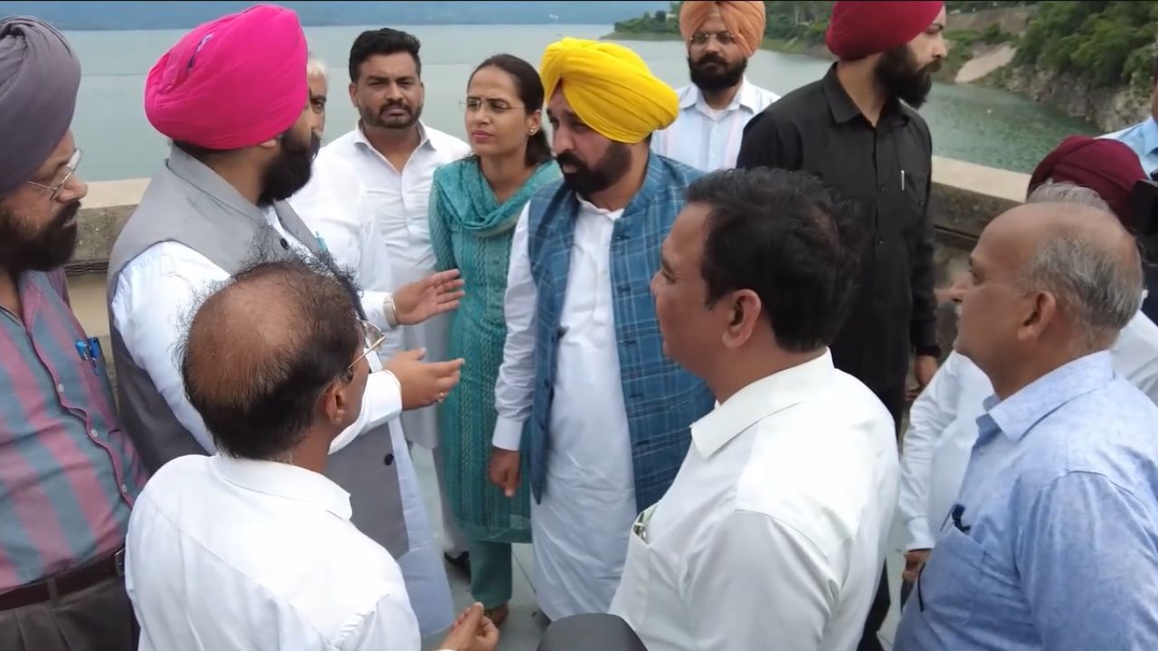 CM Mann Visit Bhakra Dam: CM ਮਾਨ ਨੇ ਭਾਖੜਾ ਡੈਮ ਦਾ ਕੀਤਾ ਦੌਰਾ, ਬੋਲੇ- ਹੜ੍ਹਾਂ ਕਾਰ ਹੋਇਆ ਕਰੋੜਾਂ ਦਾ ਨੁਕਸਾਨ, ਖਤਰੇ ਦੀ ਕੋਈ ਗੱਲ੍ਹ ਨਹੀਂ CM Mann Visit Bhakra Dam: CM ਮਾਨ ਨੇ ਭਾਖੜਾ ਡੈਮ ਦਾ ਕੀਤਾ ਦੌਰਾ, ਬੋਲੇ- ਹੜ੍ਹਾਂ ਕਾਰ ਹੋਇਆ ਕਰੋੜਾਂ ਦਾ ਨੁਕਸਾਨ, ਖਤਰੇ ਦੀ ਕੋਈ ਗੱਲ੍ਹ ਨਹੀਂ