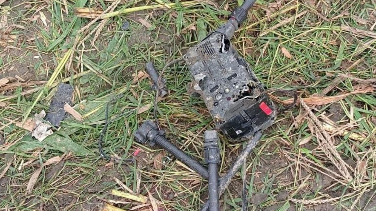 Drone Recovered: ਤਰਨਤਾਰਨ ਦੇ ਸਰਹੱਦੀ ਪਿੰਡ ਮਸਤਗੜ੍ਹ ਤੋਂ ਟੁੱਟਿਆ ਹੋਇਆ ਡ੍ਰੋਨ ਬਰਾਮਦ, ਬੀਐਸਐਫ ਤੇ ਪੁਲਿਸ ਨੇ ਚਲਾਇਆ ਸਾਂਝਾ ਆਪ੍ਰੇਸ਼ਨ Drone Recovered: ਤਰਨਤਾਰਨ ਦੇ ਸਰਹੱਦੀ ਪਿੰਡ ਮਸਤਗੜ੍ਹ ਤੋਂ ਟੁੱਟਿਆ ਹੋਇਆ ਡ੍ਰੋਨ ਬਰਾਮਦ, ਬੀਐਸਐਫ ਤੇ ਪੁਲਿਸ ਨੇ ਚਲਾਇਆ ਸਾਂਝਾ ਆਪ੍ਰੇਸ਼ਨ