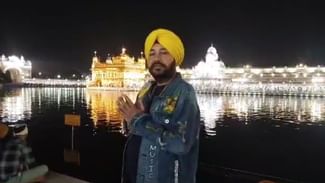 ਪੰਜਾਬੀ ਗਾਇਕ ਦਲੇਰ ਮਹਿੰਦੀ ਆਪਣੇ ਪਰਿਵਾਰ ਸਮੇਤ ਅੰਮ੍ਰਿਤਸਰ ਦੇ ਹਰਿਮੰਦਰ ਸਾਹਿਬ ਵਿਖੇ ਦੇਰ ਰਾਤ ਪਹੁੰਚੇ ਪੰਜਾਬੀ ਗਾਇਕ ਦਲੇਰ ਮਹਿੰਦੀ ਆਪਣੇ ਪਰਿਵਾਰ ਸਮੇਤ ਅੰਮ੍ਰਿਤਸਰ ਦੇ ਹਰਿਮੰਦਰ ਸਾਹਿਬ ਵਿਖੇ ਦੇਰ ਰਾਤ ਪਹੁੰਚੇ
