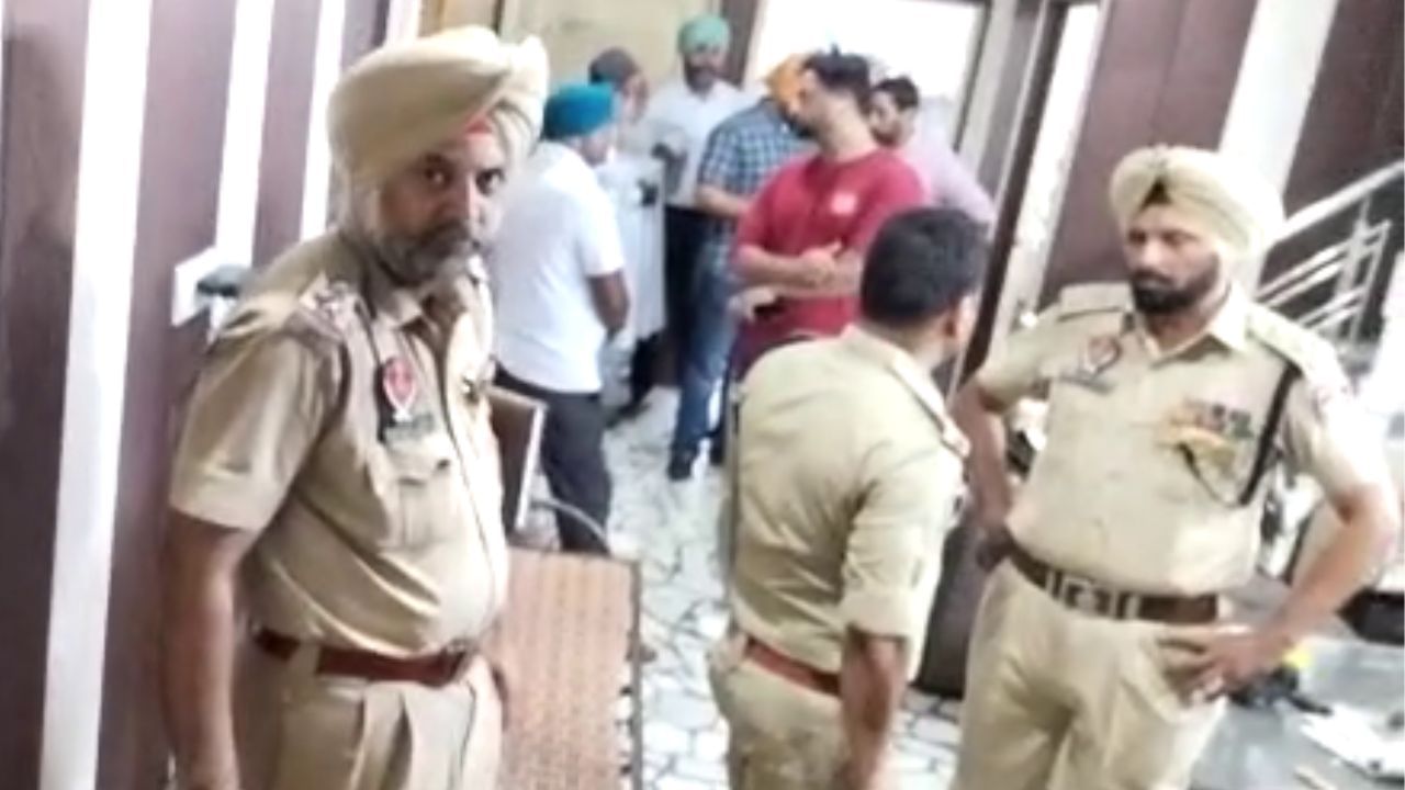 Double Murder: ਪਟਿਆਲਾ ‘ਚ ਦਿਨ-ਦਿਹਾੜੇ ਦੋਹਰਾ ਕਤਲ, ਬਾਥਰੂਮ ‘ਚੋਂ ਮਿਲੀਆਂ ਮਾਂ-ਪੁੱਤਰ ਦੀਆਂ ਲਾਸ਼ਾਂ; ਪੁਲਿਸ ਨੂੰ ਮਿਲੇ ਅਹਿਮ ਸੁਰਾਗ Double Murder: ਪਟਿਆਲਾ ‘ਚ ਦਿਨ-ਦਿਹਾੜੇ ਦੋਹਰਾ ਕਤਲ, ਬਾਥਰੂਮ ‘ਚੋਂ ਮਿਲੀਆਂ ਮਾਂ-ਪੁੱਤਰ ਦੀਆਂ ਲਾਸ਼ਾਂ; ਪੁਲਿਸ ਨੂੰ ਮਿਲੇ ਅਹਿਮ ਸੁਰਾਗ