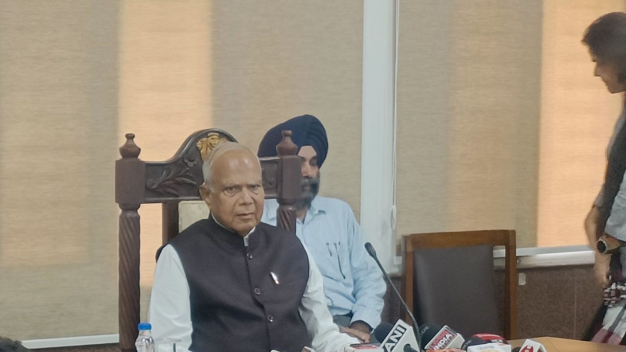 ਮੇਰੇ ‘ਲਵ ਲੈਟਰਸ’ ਦਾ ਜਵਾਬ ਤਾਂ ਦੇਣਾ ਹੀ ਹੋਵੇਗਾ, ਰਾਜਪਾਲ ਦੀ ਸੀਐੱਮ ਨੁੂੰ ਮੁੜ ਚੁਣੌਤੀ, ਜਲੰਧਰ ਦੇ ਹੜ੍ਹ ਪੀੜਤ ਪਿੰਡਾਂ ਦਾ ਲੈਣ ਪਹੁੰਚੇ ਸਨ ਜਾਇਜ਼ਾ ਮੇਰੇ ‘ਲਵ ਲੈਟਰਸ’ ਦਾ ਜਵਾਬ ਤਾਂ ਦੇਣਾ ਹੀ ਹੋਵੇਗਾ, ਰਾਜਪਾਲ ਦੀ ਸੀਐੱਮ ਨੁੂੰ ਮੁੜ ਚੁਣੌਤੀ, ਜਲੰਧਰ ਦੇ ਹੜ੍ਹ ਪੀੜਤ ਪਿੰਡਾਂ ਦਾ ਲੈਣ ਪਹੁੰਚੇ ਸਨ ਜਾਇਜ਼ਾ