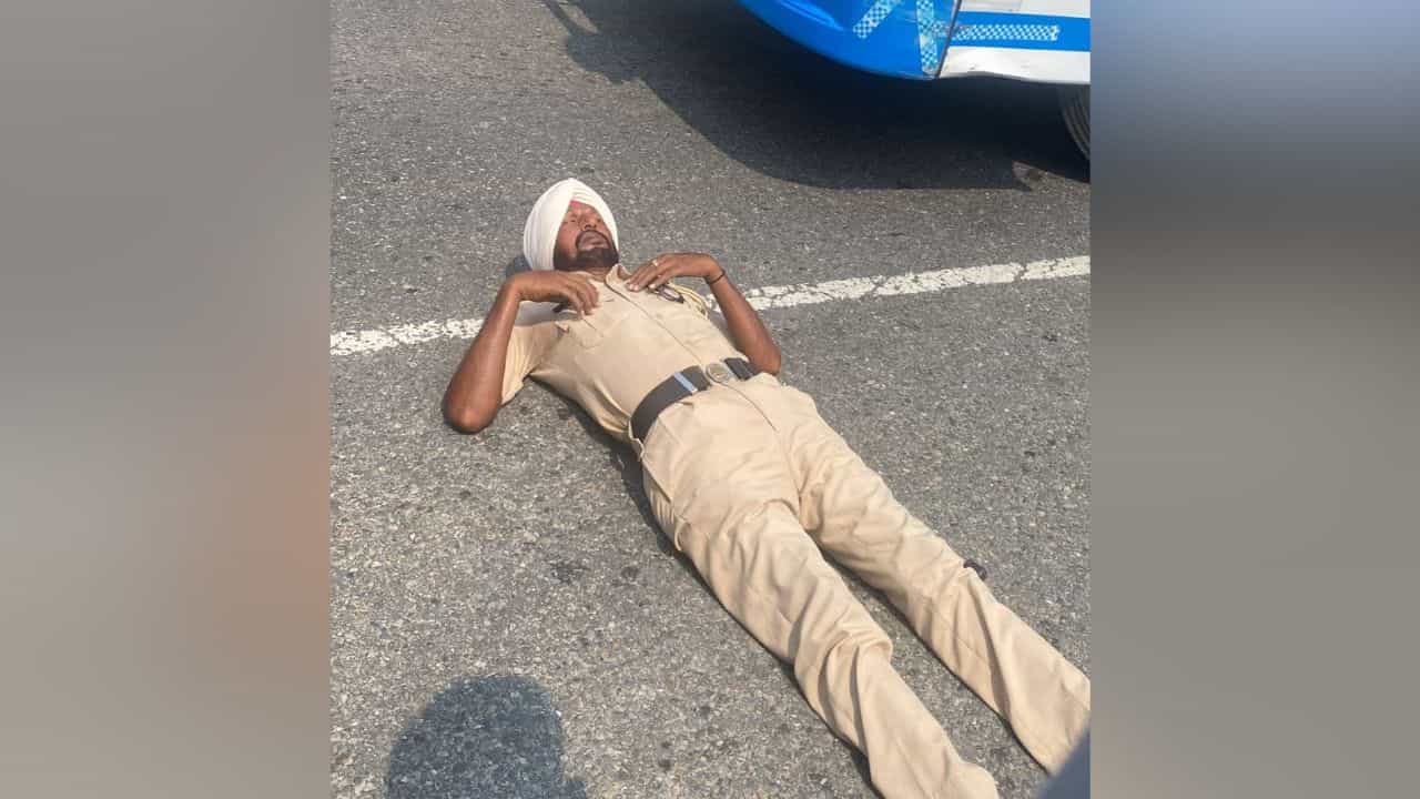 ਜਲੰਧਰ: ਮੁਲਜ਼ਮ ਨੌਜਵਾਨ ਨੂੰ ਜ਼ਮਾਨਤ ਮਿਲਣ ਦਾ ਵਿਰੋਧ ਕਰਦਿਆਂ ਹੋਮਗਾਰਡ ਜਵਾਨ ਆਪਣੇ ਹੀ ਵਿਭਾਗ ਖਿਲਾਫ ਸੜਕ ਤੇ ਲੇਟਿਆ