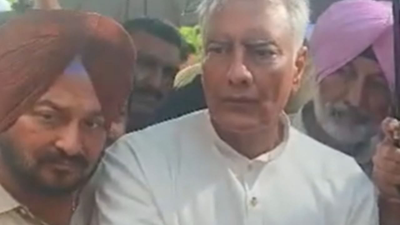 Punjab Flood: ਹੜ੍ਹ ਪ੍ਰਭਾਵਿਤ ਇਲਾਕਿਆਂ ਦਾ ਦੌਰਾ ਕਰਨ ਪਹੁੰਚੇ Sunil Jakhar, ਸੁਣੇ ਲੋਕਾਂ ਦੇ ਦੁਖੜੇ