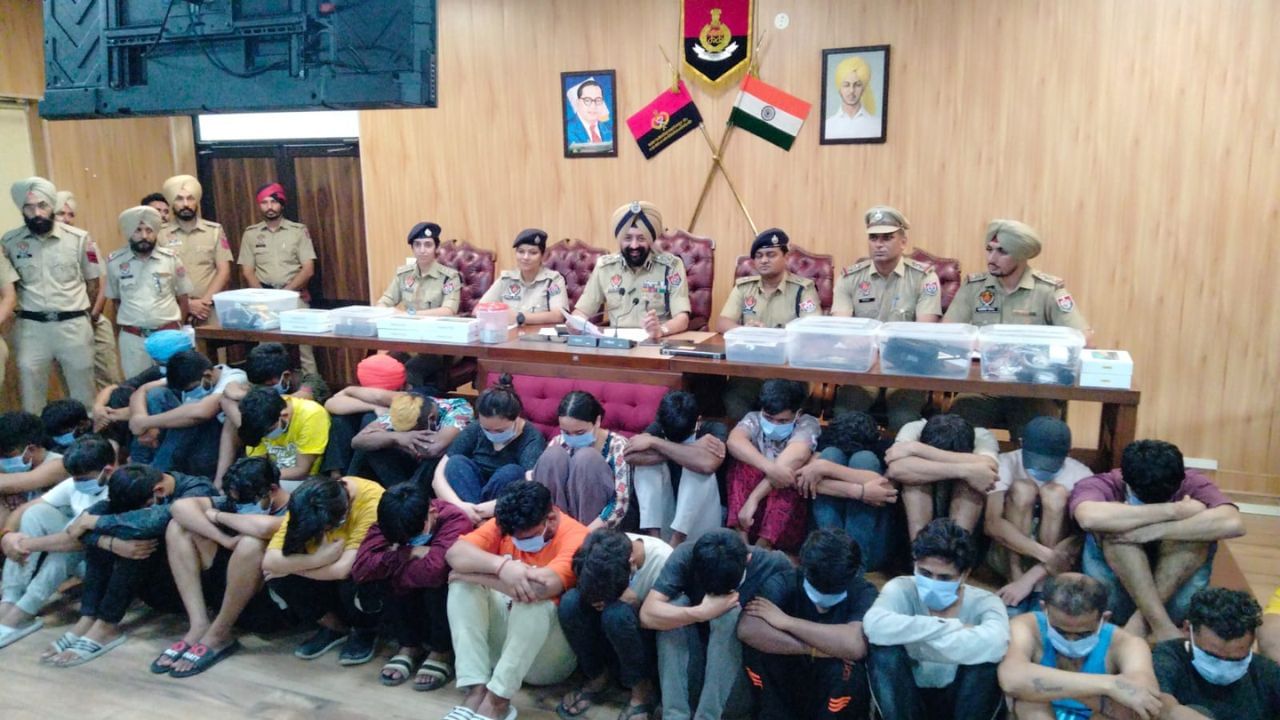Raid on Fake Call Centre: ਲੁਧਿਆਣਾ ਦੇ ਪਿੰਡ ‘ਚ ਚੱਲ ਰਿਹਾ ਸੀ ਫਰਜ਼ੀ ਇੰਟਰਨੈਸ਼ਨਲ ਕਾਲ ਸੈਂਟਰ, 29 ਠੱਗ ਗ੍ਰਿਫਤਾਰ Raid on Fake Call Centre: ਲੁਧਿਆਣਾ ਦੇ ਪਿੰਡ ‘ਚ ਚੱਲ ਰਿਹਾ ਸੀ ਫਰਜ਼ੀ ਇੰਟਰਨੈਸ਼ਨਲ ਕਾਲ ਸੈਂਟਰ, 29 ਠੱਗ ਗ੍ਰਿਫਤਾਰ