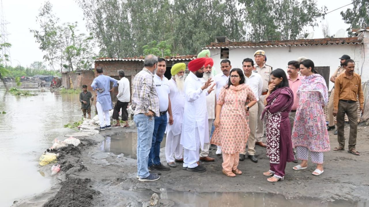 Budha Nala Overflow: ਲੁਧਿਆਣਾ ‘ਚ ਮੀਂਹ ਨੇ ਮਚਾਈ ਤਬਾਹੀ, ਬੁੱਢੇ ਨਾਲੇ ‘ਚ ਵਧੇ ਪਾਣੀ ਦੇ ਪੱਧਰ ਨੇ ਉਜਾੜੇ 100 ਘਰ Budha Nala Overflow: ਲੁਧਿਆਣਾ ‘ਚ ਮੀਂਹ ਨੇ ਮਚਾਈ ਤਬਾਹੀ, ਬੁੱਢੇ ਨਾਲੇ ‘ਚ ਵਧੇ ਪਾਣੀ ਦੇ ਪੱਧਰ ਨੇ ਉਜਾੜੇ 100 ਘਰ