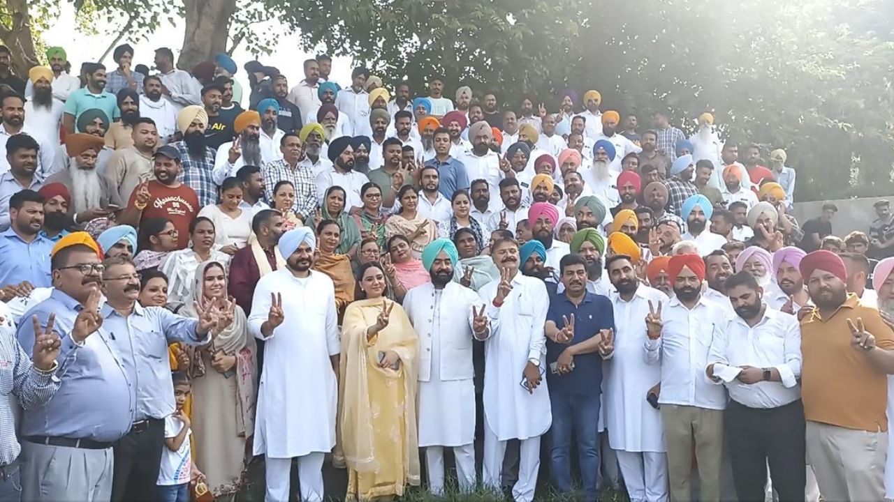 ਮੋਗਾ ‘ਚ ਪਹਿਲੀ ਵਾਰ ਬਣਿਆ ਆਪ ਦਾ ਮੇਅਰ, ਜਿੱਤਿਆ ਬੇਭਰੋਸਗੀ ਮਤਾ, ਤਖ਼ਤਾ ਪਲਟ ਕੇ ਰੱਚਿਆ ਇਤਿਹਾਸ ਮੋਗਾ ‘ਚ ਪਹਿਲੀ ਵਾਰ ਬਣਿਆ ਆਪ ਦਾ ਮੇਅਰ, ਜਿੱਤਿਆ ਬੇਭਰੋਸਗੀ ਮਤਾ, ਤਖ਼ਤਾ ਪਲਟ ਕੇ ਰੱਚਿਆ ਇਤਿਹਾਸ
