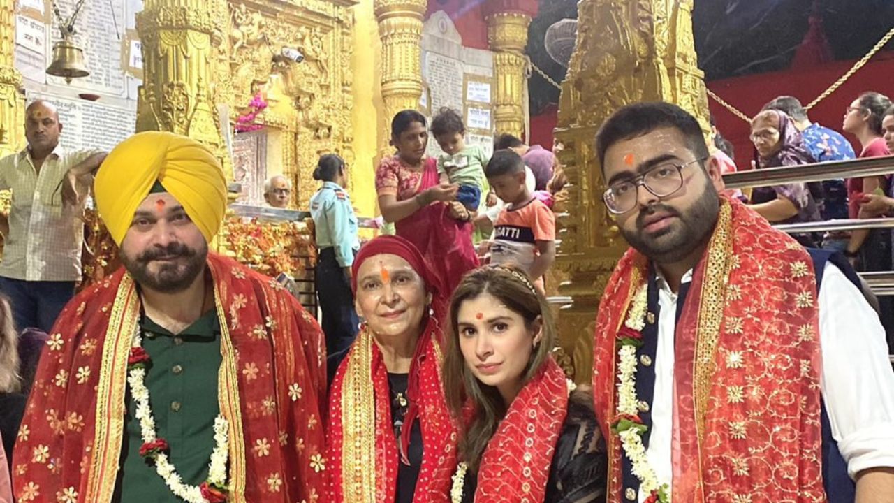 ਪਰਿਵਾਰ ਨਾਲ ਬਨਾਰਸ ਪਹੁੰਚੇ ਨਵਜੋਤ ਸਿੱਧੂ, ਮਾਂ ਦੁਰਗਾ ਅਤੇ ਹਨੂੰਮਾਨ ਜੀ ਦੇ ਦਰਬਾਰ ‘ਚ ਭਰੀ ਹਾਜ਼ਰੀ ਪਰਿਵਾਰ ਨਾਲ ਬਨਾਰਸ ਪਹੁੰਚੇ ਨਵਜੋਤ ਸਿੱਧੂ, ਮਾਂ ਦੁਰਗਾ ਅਤੇ ਹਨੂੰਮਾਨ ਜੀ ਦੇ ਦਰਬਾਰ ‘ਚ ਭਰੀ ਹਾਜ਼ਰੀ