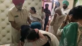 Viral News: ਮਾਂ-ਪੁੱਤ ਲਈ ਵਰਦਾਨ ਬਣ ਕੇ ਆਇਆ ਪੰਜਾਬ ਦਾ ਹੜ੍ਹ, 35 ਸਾਲਾਂ ਦੇ ਵਿਛੋੜੇ ਤੋਂ ਬਾਅਦ ਇੰਝ ਹੋਇਆ ਮਿਲਨ, ਵੇਖੋ ਇਮੋਸ਼ਨਲ ਵੀਡੀਓ Viral News: ਮਾਂ-ਪੁੱਤ ਲਈ ਵਰਦਾਨ ਬਣ ਕੇ ਆਇਆ ਪੰਜਾਬ ਦਾ ਹੜ੍ਹ, 35 ਸਾਲਾਂ ਦੇ ਵਿਛੋੜੇ ਤੋਂ ਬਾਅਦ ਇੰਝ ਹੋਇਆ ਮਿਲਨ, ਵੇਖੋ ਇਮੋਸ਼ਨਲ ਵੀਡੀਓ...