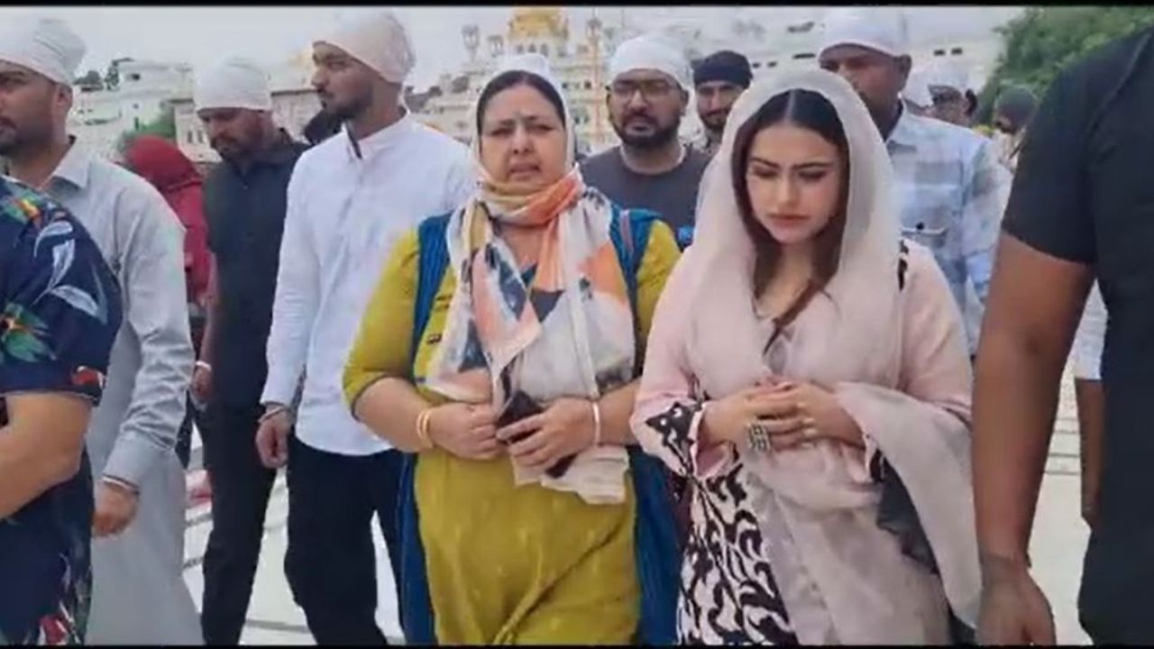 ਪੰਜਾਬੀ ਫਿਲਮ ‘ਕਦੇ ਦਾਦੇ ਦੀਆਂ ਕਦੇ ਪੋਤੇ ਦੀਆਂ’ ਦੀ ਸਾਰੀ ਟੀਮ ਸੱਚਖੰਡ ਸ੍ਰੀ ਹਰਿਮੰਦਿਰ ਸਾਹਿਬ ਵਿਖੇ ਹੋਈ ਨਤਮਸਤਕ, ਵੇਖੋਂ ਤਸਵੀਰਾਂ ਪੰਜਾਬੀ ਫਿਲਮ ‘ਕਦੇ ਦਾਦੇ ਦੀਆਂ ਕਦੇ ਪੋਤੇ ਦੀਆਂ’ ਦੀ ਸਾਰੀ ਟੀਮ ਸੱਚਖੰਡ ਸ੍ਰੀ ਹਰਿਮੰਦਿਰ ਸਾਹਿਬ ਵਿਖੇ ਹੋਈ ਨਤਮਸਤਕ, ਵੇਖੋਂ ਤਸਵੀਰਾਂ
