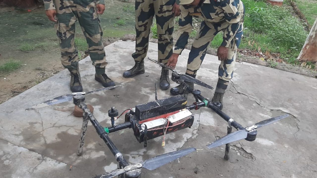 Pakistani Drone: BSF ਨੂੰ ਦੋ ਦਿਨਾਂ ‘ਚ ਮਿਲੀ ਦੂਜੀ ਵੱਡੀ ਸਫਲਤਾ, ਅੰਮ੍ਰਿਤਸਰ ਸਰਹੱਦ ‘ਤੇ ਮਿਲਿਆ ਪਾਕਿਸਤਾਨੀ ਡਰੋਨ Pakistani Drone: BSF ਨੂੰ ਦੋ ਦਿਨਾਂ ‘ਚ ਮਿਲੀ ਦੂਜੀ ਵੱਡੀ ਸਫਲਤਾ, ਅੰਮ੍ਰਿਤਸਰ ਸਰਹੱਦ ‘ਤੇ ਮਿਲਿਆ ਪਾਕਿਸਤਾਨੀ ਡਰੋਨ