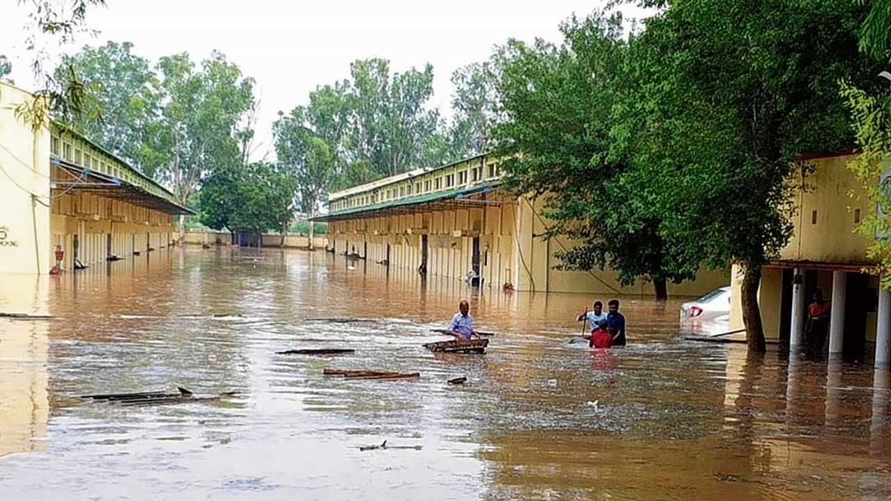 ਹਿਮਾਚਲ ਚ ਫੱਟਿਆ ਬਦਲ, ਪੰਜਾਬ ਦੇ ਨਦੀ ਨਾਲਿਆਂ ਚ ਵਧਿਆ ਪਾਣੀ, ਫਿਰੋਜਪੁਰ ਚ ਸਤਲੁਜ ਦਾ ਪੁੱਲ ਟੁੱਟਿਆ ਅਤੇ ਸੂਬੇ ਦੇ 11 ਜ਼ਿਲ੍ਹਿਆਂ ਚ ਬਰਸਾਤ ਦਾ ਅਲਰਟ