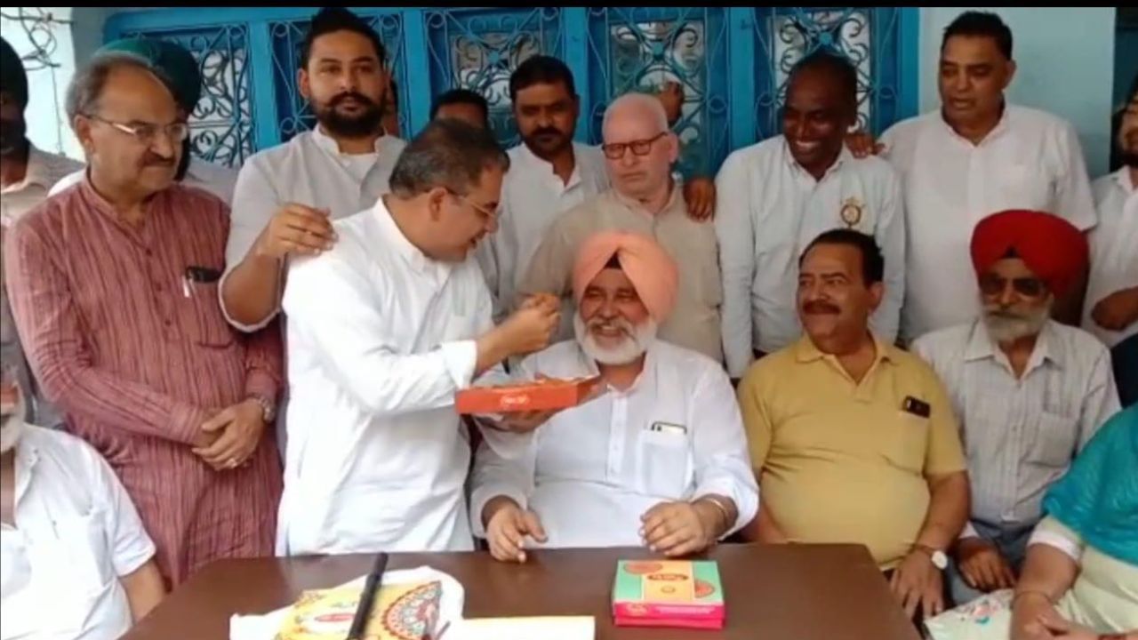 ਅਸ਼ਵਨੀ ਸੇਖੜੀ ਦੇ ਭਾਜਪਾ ‘ਚ ਸ਼ਾਮਲ ਹੋਣ ‘ਤੇ ਬਟਾਲਾ ਦੇ ਕਾਂਗਰਸੀਆਂ ਨੇ ਲੱਡੂ ਵੰਡ ਮਨਾਈ ਖੁਸ਼ੀ,ਕਿਹਾ ਬਟਾਲਾ ਕਾਂਗਰਸ ਹੋਈ ਅਜ਼ਾਦ ਅਸ਼ਵਨੀ ਸੇਖੜੀ ਦੇ ਭਾਜਪਾ ‘ਚ ਸ਼ਾਮਲ ਹੋਣ ‘ਤੇ ਬਟਾਲਾ ਦੇ ਕਾਂਗਰਸੀਆਂ ਨੇ ਲੱਡੂ ਵੰਡ ਮਨਾਈ ਖੁਸ਼ੀ,ਕਿਹਾ ਬਟਾਲਾ ਕਾਂਗਰਸ ਹੋਈ ਅਜ਼ਾਦ