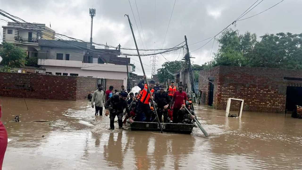 Punjab Flood: ਡੁੱਬੇ ਪਿੰਡਾਂ ਚ NDRF ਦੇ ਨਾਲ ਫੌਜ ਨੇ ਸਾਂਭਿਆ ਮੋਰਚਾ, 4 ਦਿਨ ਖੁੱਲ੍ਹੇ ਰਹਿਣਗੇ ਭਾਖੜਾ ਦੇ ਫਲੱਡ ਗੇਟ