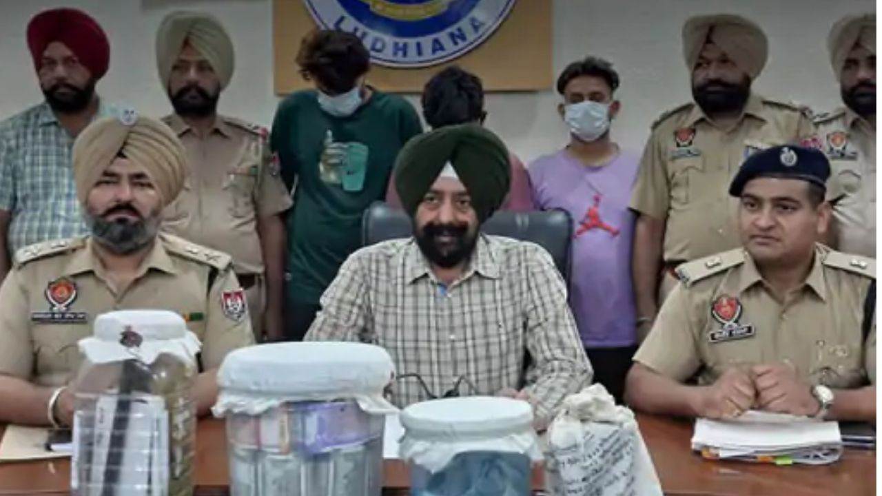 ਐੱਨਆਰਆਈ ਦੀ ਕੋਠੀ ਚੋਂ 35 ਤੋਲੇ ਸੋਨੇ ਤੇ 4.95 ਲੱਖ ਦੀ ਨਕਦੀ ਚੋਰੀ ਕਰਨ ਵਾਲਾ ਮੁਲਜ਼ਮ ਗ੍ਰਿਫਤਾਰ ਐੱਨਆਰਆਈ ਦੀ ਕੋਠੀ ਚੋਂ 35 ਤੋਲੇ ਸੋਨੇ ਤੇ 4.95 ਲੱਖ ਦੀ ਨਕਦੀ ਚੋਰੀ ਕਰਨ ਵਾਲਾ ਮੁਲਜ਼ਮ ਗ੍ਰਿਫਤਾਰ