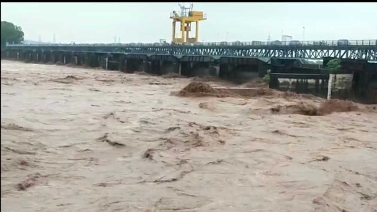 Punjab flood: ਗੁਰਦਾਸਪੁਰ ਤੇ ਵੀ ਮੰਡਰਾਇਆ ਹੜ੍ਹਾ ਦਾ ਖਤਰਾ, ਉਜ ਦਰਿਆ ਚ ਛੱਡਿਆ ਜਾਵੇਗਾ 2 ਲੱਖ ਕਿਊਸਿਕ ਪਾਣੀ, ਪ੍ਰਸ਼ਾਸਨ ਨੇ ਅਲਰਟ ਕੀਤਾ ਜਾਰੀ