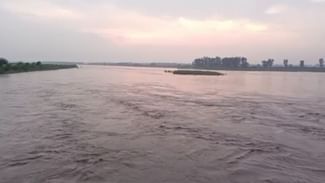 Punjab Flood: ਰਾਵੀ ਅਤੇ ਉਜ ਦਰਿਆ ਮਚਾ ਰਿਹਾ ਤਬਾਹੀ, ਮਕੌੜਾ ਪਤਣ ਇਲਾਕੇ ਆਇਆ ਹੜ੍ਹ, 8 ਪਿੰਡਾਂ ਦਾ ਦੇਸ਼ ਨਾਲੋਂ ਟੁੱਟਿਆ ਸੰਪਰਕ Punjab Flood: ਰਾਵੀ ਅਤੇ ਉਜ ਦਰਿਆ ਮਚਾ ਰਿਹਾ ਤਬਾਹੀ, ਮਕੌੜਾ ਪਤਣ ਇਲਾਕੇ ਆਇਆ ਹੜ੍ਹ, 8 ਪਿੰਡਾਂ ਦਾ ਦੇਸ਼ ਨਾਲੋਂ ਟੁੱਟਿਆ ਸੰਪਰਕ