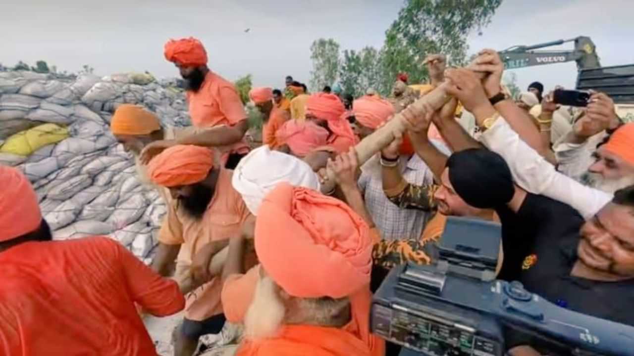 ਰਾਜਸਭਾ ਸਾਂਸਦ ਹਰਭਜਨ ਸਿੰਘ ਜਲੰਧਰ ਦੇ ਹੜ੍ਹ ਪ੍ਰਭਾਵਿਤ ਇਲਾਕੇ ਚ ਪਹੁੰਚੇ, ਕਾਰ ਸੇਵਾ ਕਰਦਿਆਂ ਖੁਦ ਚੁੱਕੀਆਂ ਬੋਰੀਆਂ, ਵਿਰੋਧੀਆਂ ਨੂੰ ਰਾਜਨੀਤੀ ਨਾ ਕਰਨ ਦੀ ਅਪੀਲ