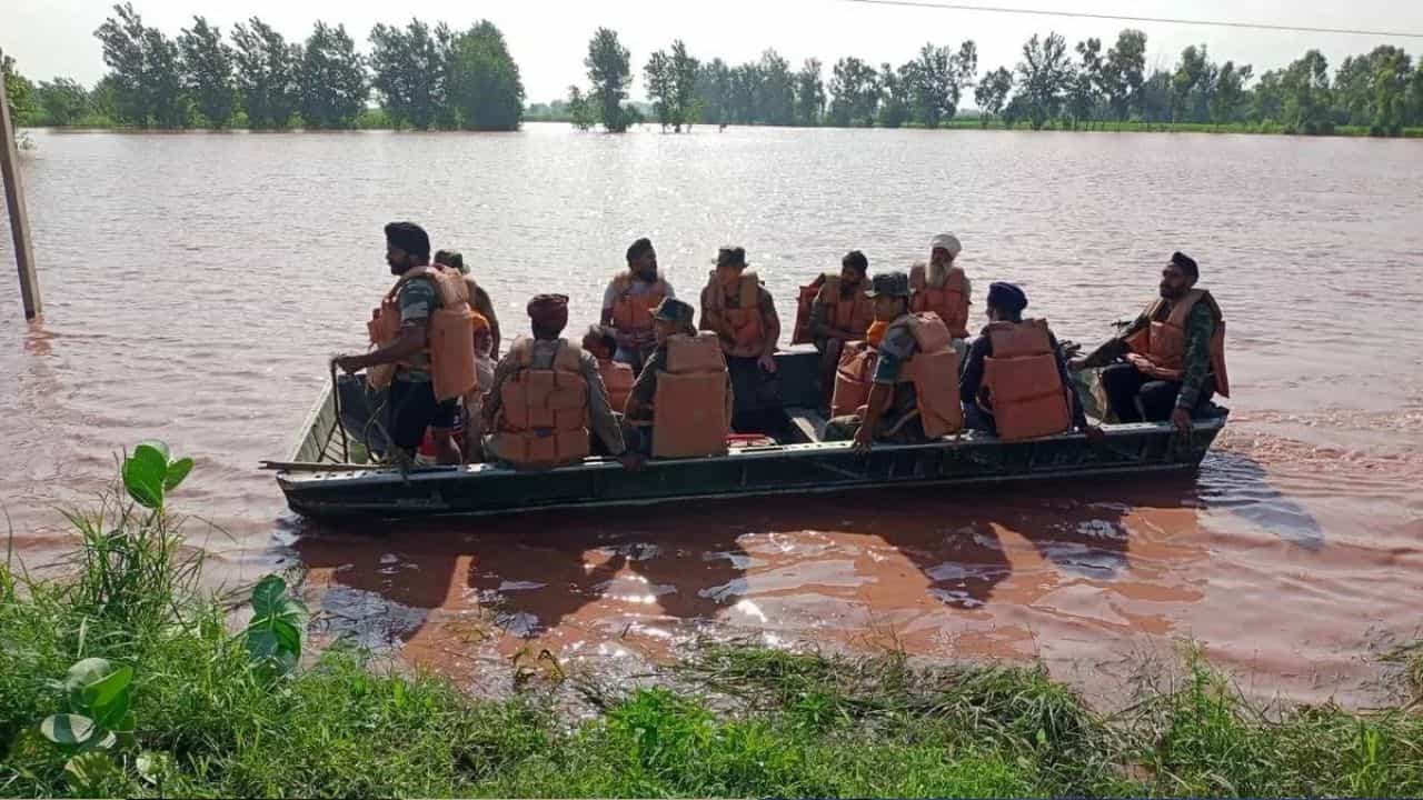 ਬੀਐੱਸਐੱਫ ਦੀ ਪੋਸਟ ਸਣੇ 10 ਪਿੰਡਾਂ ਨੂੰ ਖਤਰਾ, ਰਾਵੀ ਦਰਿਆ ਚ ਵਧੇ ਪਾਣੀ ਕਾਰਨ ਗੁਰਦਾਸਪੁਰ ਦੇ ਪਿੰਡ ਠਾਕੁਰਪੁਰ ਧੁੱਸੀ ਬੰਨ੍ਹ ਵਿੱਚ ਪਿਆ ਪਾੜ, ਕਈ ਏਕੜ ਫਸਲ ਬਰਬਾਦ