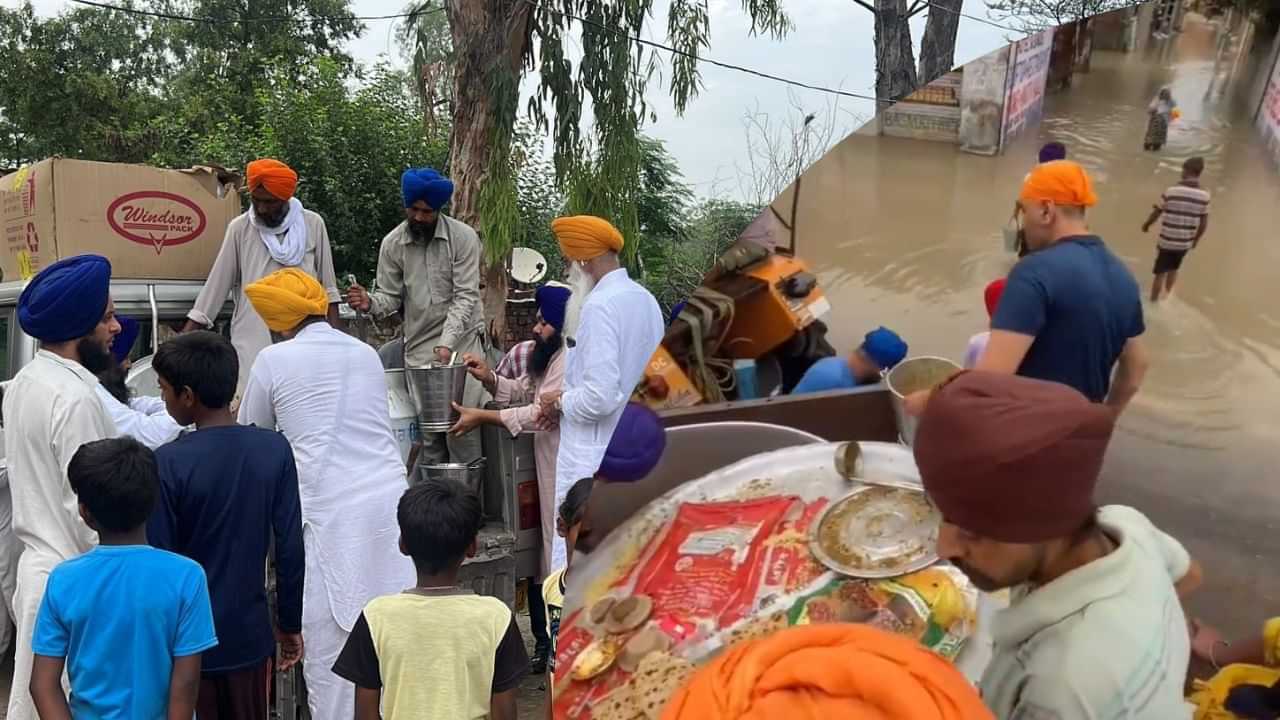 SGPC helps flood victims: SGPC ਹੜ੍ਹ ਪੀੜਤਾਂ ਦੀ ਮਦਦ ਲਈ ਆਈ ਅੱਗੇ, ਘਰ-ਘਰ ਜਾ ਕੇ ਕਰ ਰਹੇ ਲੰਗਰ ਦੀ ਸੇਵਾ