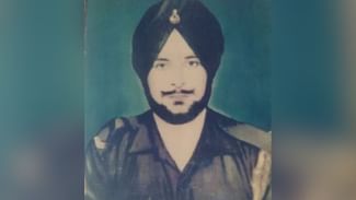 Kargil Vijay Diwas: 25 ਦੁਸ਼ਮਣਾਂ ਨੂੰ ਢੇਰ ਕਰ ਟਾਈਗਰ ਹਿੱਲ ਵੱਲ ਵਧ ਰਹੇ ਸਨ ਅਜੈਬ ਸਿੰਘ, ਕਾਇਰ ਪਾਕਿਸਤਾਨ ਨੇ ਪਿੱਠ ਪਿੱਛੇ ਕਰ ਦਿੱਤਾ ਵਾਰ Kargil Vijay Diwas: 25 ਦੁਸ਼ਮਣਾਂ ਨੂੰ ਢੇਰ ਕਰ ਟਾਈਗਰ ਹਿੱਲ ਵੱਲ ਵਧ ਰਹੇ ਸਨ ਅਜੈਬ ਸਿੰਘ, ਕਾਇਰ ਪਾਕਿਸਤਾਨ ਨੇ ਪਿੱਠ ਪਿੱਛੇ ਕਰ ਦਿੱਤਾ ਵਾਰ