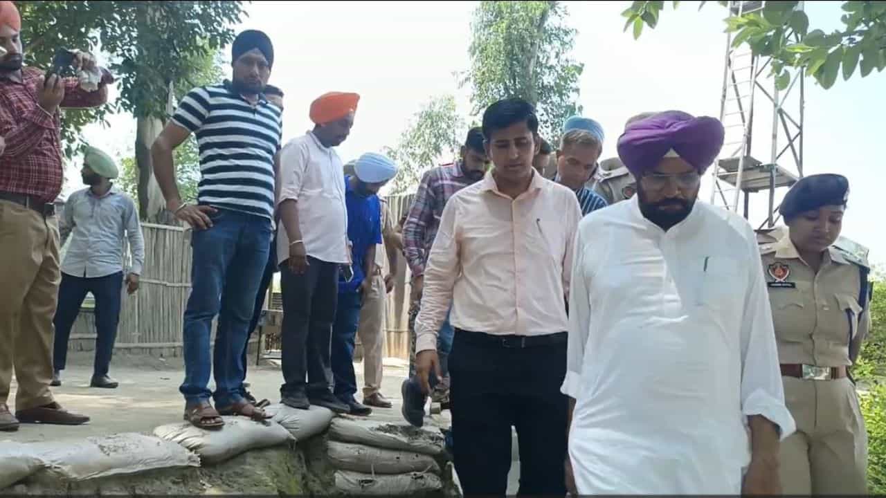 ਰਾਵੀ ਅਤੇ ਉੱਜ ਦਰਿਆਵਾਂ ਦੇ ਪਾਣੀ ਨਾਲ ਬਣੇ ਹੜ੍ਹ ਦੇ ਹਾਲਾਤਾਂ ਦਾ ਜਾਇਜ਼ਾ ਲੈਣ ਕਰਤਾਰਪੁਰ ਪਹੁੰਚੇ ਧਾਲੀਵਾਲ, ਬੋਲੇ-ਸਰਕਾਰ ਅਤੇ ਪ੍ਰਸ਼ਾਸਨ ਤਿਆਰ