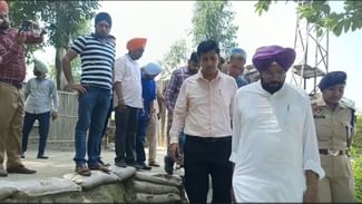 ਰਾਵੀ ਅਤੇ ਉੱਜ ਦਰਿਆਵਾਂ ਦੇ ਪਾਣੀ ਨਾਲ ਬਣੇ ਹੜ੍ਹ ਦੇ ਹਾਲਾਤਾਂ ਦਾ ਜਾਇਜ਼ਾ ਲੈਣ ਕਰਤਾਰਪੁਰ ਪਹੁੰਚੇ ਧਾਲੀਵਾਲ, ਬੋਲੇ-ਸਰਕਾਰ ਅਤੇ ਪ੍ਰਸ਼ਾਸਨ ਤਿਆਰ ਰਾਵੀ ਅਤੇ ਉੱਜ ਦਰਿਆਵਾਂ ਦੇ ਪਾਣੀ ਨਾਲ ਬਣੇ ਹੜ੍ਹ ਦੇ ਹਾਲਾਤਾਂ ਦਾ ਜਾਇਜ਼ਾ ਲੈਣ ਕਰਤਾਰਪੁਰ ਪਹੁੰਚੇ ਧਾਲੀਵਾਲ, ਬੋਲੇ-ਸਰਕਾਰ ਅਤੇ ਪ੍ਰਸ਼ਾਸਨ ਤਿਆਰ