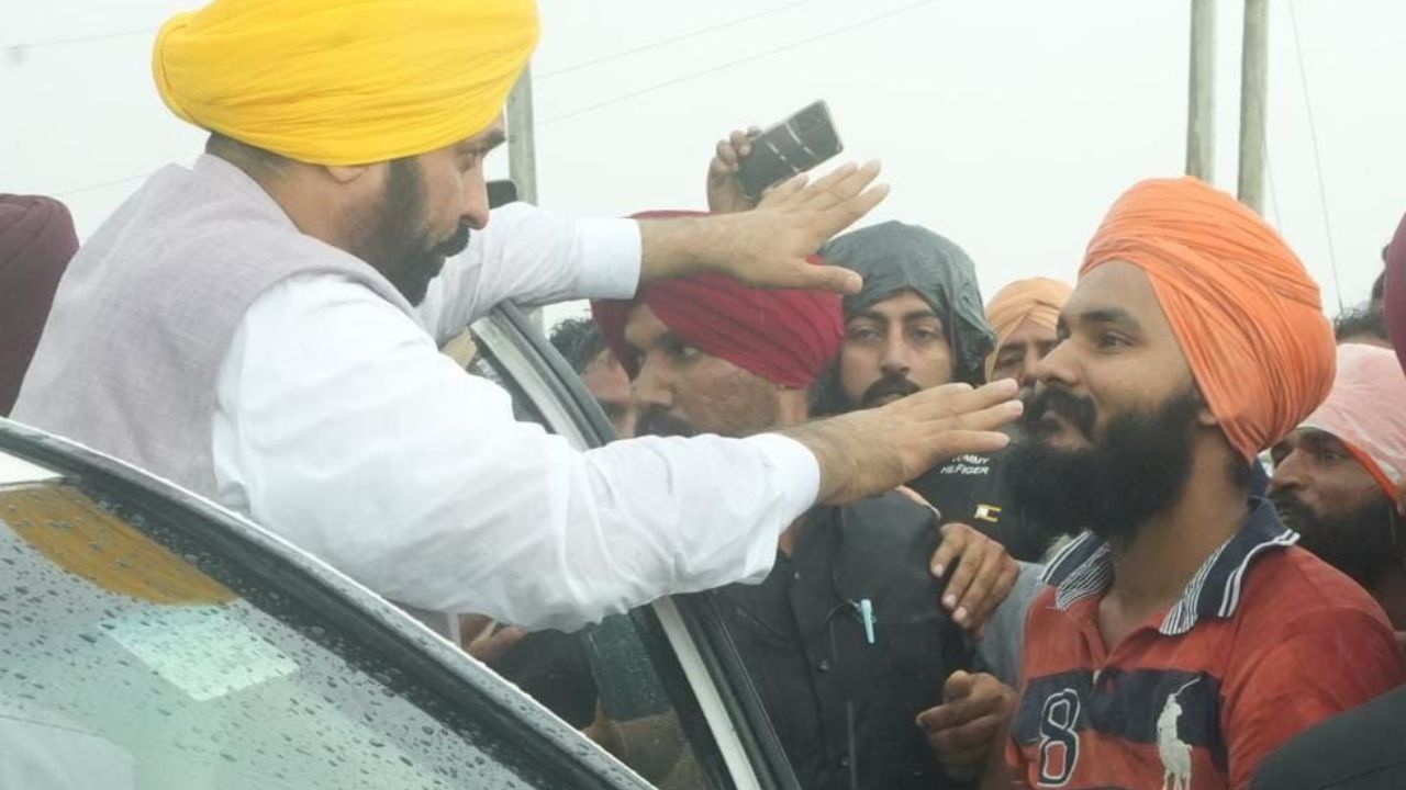 Punjab Weather: ਭਾਰੀ ਮੀਂਹ ਤੋਂ ਬਾਅਦ ਬਣੇ ਹੜ੍ਹ ਵਰਗ੍ਹੇ ਹਾਲਾਤਾਂ ਦਾ ਜਾਇਜ਼ਾ ਲੈਣ ਪਹੁੰਚੇ ਸੀਐੱਮ ਮਾਨ, 13 ਜੁਲਾਈ ਤੱਕ ਸਕੂਲ ਬੰਦ Punjab Weather: ਭਾਰੀ ਮੀਂਹ ਤੋਂ ਬਾਅਦ ਬਣੇ ਹੜ੍ਹ ਵਰਗ੍ਹੇ ਹਾਲਾਤਾਂ ਦਾ ਜਾਇਜ਼ਾ ਲੈਣ ਪਹੁੰਚੇ ਸੀਐੱਮ ਮਾਨ, 13 ਜੁਲਾਈ ਤੱਕ ਸਕੂਲ ਬੰਦ