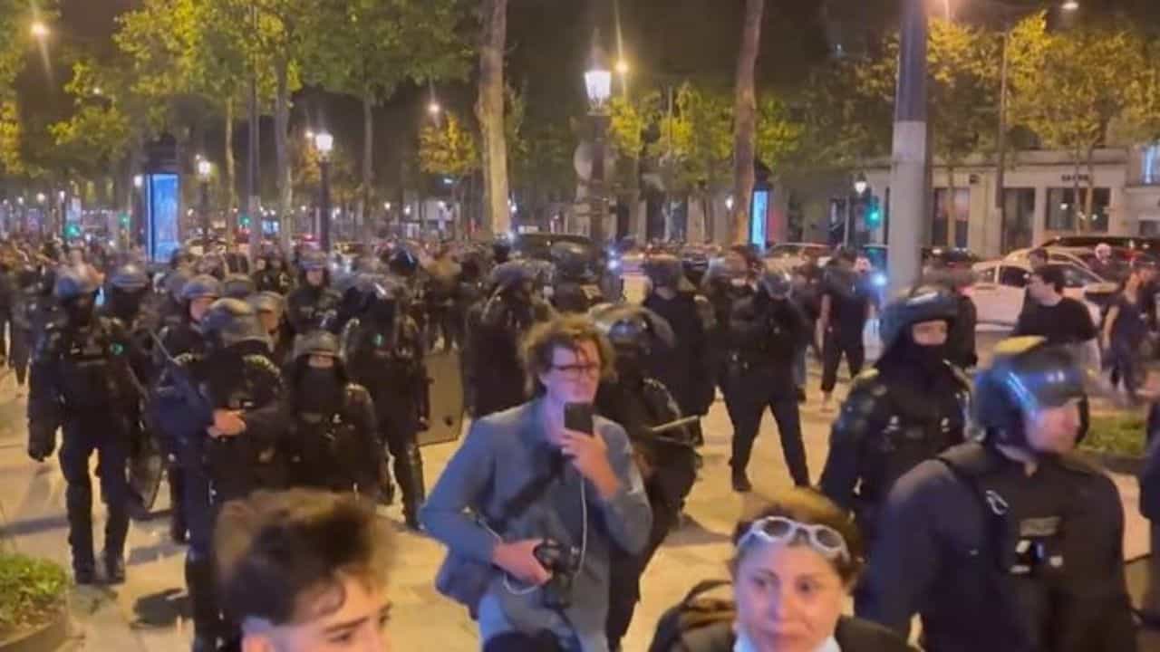 France Violance : ਚੌਥੇ ਦਿਨ ਪ੍ਰਦਰਸ਼ਨਕਾਰੀਆਂ ਨੇ ਸਾੜੀਆਂ 2 ਹਜ਼ਾਰ ਕਾਰਾਂ; 200 ਤੋਂ ਵੱਧ ਪੁਲਿਸ ਮੁਲਾਜ਼ਮ ਜ਼ਖਮੀ, 1300 ਪ੍ਰਦਰਸ਼ਨਕਾਰੀ ਗ੍ਰਿਫਤਾਰ France Violance : ਚੌਥੇ ਦਿਨ ਪ੍ਰਦਰਸ਼ਨਕਾਰੀਆਂ ਨੇ ਸਾੜੀਆਂ 2 ਹਜ਼ਾਰ ਕਾਰਾਂ; 200 ਤੋਂ ਵੱਧ ਪੁਲਿਸ ਮੁਲਾਜ਼ਮ ਜ਼ਖਮੀ, 1300 ਪ੍ਰਦਰਸ਼ਨਕਾਰੀ ਗ੍ਰਿਫਤਾਰ