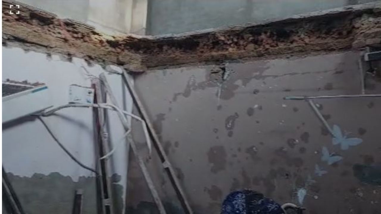 Punjab Flood: ਫਰੀਦਕੋਟ ‘ਚ ਬਰਸਾਤ ਦਾ ਕਹਿਰ, ਮਕਾਨ ਦੀ ਛੱਤ ਡਿਗਣ ਕਾਰਨ ਗਰਭਵਤੀ ਮਹਿਲਾ ਸਣੇ ਪਰਿਵਾਰ ਦੇ ਤਿੰਨ ਜੀਆਂ ਦੀ ਮੌਤ, ਇੱਕ ਲੜਕੀ ਜ਼ਖਮੀ Punjab Flood: ਫਰੀਦਕੋਟ ‘ਚ ਬਰਸਾਤ ਦਾ ਕਹਿਰ, ਮਕਾਨ ਦੀ ਛੱਤ ਡਿਗਣ ਕਾਰਨ ਗਰਭਵਤੀ ਮਹਿਲਾ ਸਣੇ ਪਰਿਵਾਰ ਦੇ ਤਿੰਨ ਜੀਆਂ ਦੀ ਮੌਤ, ਇੱਕ ਲੜਕੀ ਜ਼ਖਮੀ