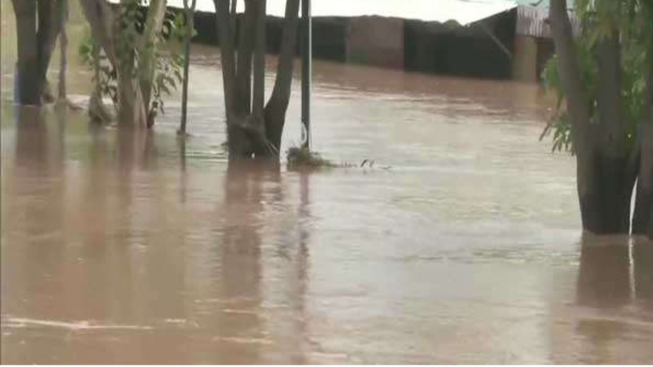 Punjab Flood: ਸ੍ਰੀ ਫਤਿਹਗੜ੍ਹ ਸਾਹਿਬ ਦੇ SDM ਬਣੇ ਫਰਿਸ਼ਤਾ, ਜਾਨ ਨੂੰ ਖਤਰੇ ਵਿੱਚ ਪਾ ਕੇ ਪਾਣੀ ‘ਚ ਡੁਬਦੇ ਵਿਅਕਤੀ ਨੂੰ ਬਚਾਇਆ, ਲੋਕ ਕਰ ਰਹੇ ਤਾਰੀਫ Punjab Flood: ਸ੍ਰੀ ਫਤਿਹਗੜ੍ਹ ਸਾਹਿਬ ਦੇ SDM ਬਣੇ ਫਰਿਸ਼ਤਾ, ਜਾਨ ਨੂੰ ਖਤਰੇ ਵਿੱਚ ਪਾ ਕੇ ਪਾਣੀ ‘ਚ ਡੁਬਦੇ ਵਿਅਕਤੀ ਨੂੰ ਬਚਾਇਆ, ਲੋਕ ਕਰ ਰਹੇ ਤਾਰੀਫ