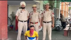 ਪਠਾਨਕੋਟ ਏਅਰਫੋਰਸ ਦੀ ਮੈਸ ਦੇ ਮੁੁਲਾਜ਼ਮ ਨੇ ਮਹਿਲਾ ਸਕੁਐਡਰਨ ਲੀਡਰ ਤੇ ਕੀਤਾ ਜਾਨਲੇਵਾ ਹਮਲਾ, ਹਾਲਤ ਗੰਭੀਰ, ਮੁਲਜ਼ਮ ਗ੍ਰਿਫਤਾਰ ਪਠਾਨਕੋਟ ਏਅਰਫੋਰਸ ਦੀ ਮੈਸ ਦੇ ਮੁੁਲਾਜ਼ਮ ਨੇ ਮਹਿਲਾ ਸਕੁਐਡਰਨ ਲੀਡਰ ਤੇ ਕੀਤਾ ਜਾਨਲੇਵਾ ਹਮਲਾ, ਹਾਲਤ ਗੰਭੀਰ, ਮੁਲਜ਼ਮ ਗ੍ਰਿਫਤਾਰ...