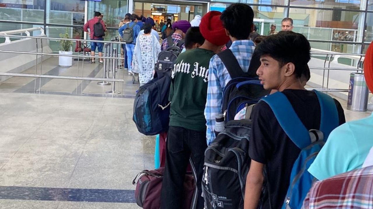 Punjab Student Achievements : ਪੰਜਾਬ ਦੇ ਸਰਕਾਰੀ ਸਕੂਲਾਂ ਦੇ ਵਿਦਿਆਰਥੀ ਚੰਦਰਯਾਨ-3 ਦੀ ਲਾਂਚਿੰਗ ਦੇ ਬਣਨਗੇ ਗਵਾਹ, 40 ਬੱਚੇ ਸ਼੍ਰੀਹਰੀਕੋਟਾ ਲਈ ਰਵਾਨਾ Punjab Student Achievements : ਪੰਜਾਬ ਦੇ ਸਰਕਾਰੀ ਸਕੂਲਾਂ ਦੇ ਵਿਦਿਆਰਥੀ ਚੰਦਰਯਾਨ-3 ਦੀ ਲਾਂਚਿੰਗ ਦੇ ਬਣਨਗੇ ਗਵਾਹ, 40 ਬੱਚੇ ਸ਼੍ਰੀਹਰੀਕੋਟਾ ਲਈ ਰਵਾਨਾ