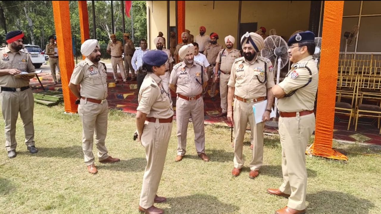 Independence Day: ਆਜ਼ਾਦੀ ਦਿਵਸ ਨੂੰ ਲੈ ਕੇ ਪੰਜਾਬ ‘ਚ ਸੁਰੱਖਿਆ ਦੇ ਪੁਖਤਾ ਪ੍ਰਬੰਧ, ਏਡੀਜੀਪੀ ਅਰਪਿਤ ਸ਼ੁਕਲਾ ਬੋਲੇ- ਸੂਬੇ ‘ਚ ਰੈੱਡ ਅਲਰਟ ਜਾਰੀ Independence Day: ਆਜ਼ਾਦੀ ਦਿਵਸ ਨੂੰ ਲੈ ਕੇ ਪੰਜਾਬ ‘ਚ ਸੁਰੱਖਿਆ ਦੇ ਪੁਖਤਾ ਪ੍ਰਬੰਧ, ਏਡੀਜੀਪੀ ਅਰਪਿਤ ਸ਼ੁਕਲਾ ਬੋਲੇ- ਸੂਬੇ ‘ਚ ਰੈੱਡ ਅਲਰਟ ਜਾਰੀ
