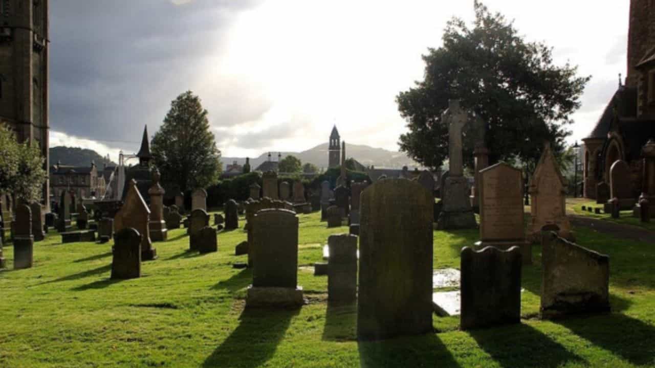 ਕਬਰ ਚੋਂ ਆ ਰਹੀਆਂ ਸਨ ਭਿਆਨਕ ਆਵਾਜ਼ਾਂ, 11 ਦਿਨਾਂ ਬਾਅਦ ਪੁੱਟੀ ਗਈ ਤਾਂ ਹੈਰਾਨ ਰਹਿ ਗਏ ਲੋਕ ਕਬਰ ਚੋਂ ਆ ਰਹੀਆਂ ਸਨ ਭਿਆਨਕ ਆਵਾਜ਼ਾਂ, 11 ਦਿਨਾਂ ਬਾਅਦ ਪੁੱਟੀ ਗਈ ਤਾਂ ਹੈਰਾਨ ਰਹਿ ਗਏ ਲੋਕ