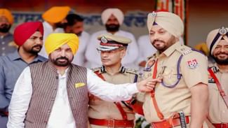ਸੀਐੱਮ ਮਾਨ ਨੇ ਮੈਡਲ ਦੇ ਕੇ 19 ਪੁਲਿਸ ਅਫਸਰਾਂ ਦਾ ਵਧਾਇਆ ਹੌਸਲਾ, 13 ਹੋਰ ਸ਼ਖਸੀਅਤਾਂ ਨੂੰ ਵੀ ਸਟੇਟ ਐਵਾਰਡ ਸੀਐੱਮ ਮਾਨ ਨੇ ਮੈਡਲ ਦੇ ਕੇ 19 ਪੁਲਿਸ ਅਫਸਰਾਂ ਦਾ ਵਧਾਇਆ ਹੌਸਲਾ, 13 ਹੋਰ ਸ਼ਖਸੀਅਤਾਂ ਨੂੰ ਵੀ ਸਟੇਟ ਐਵਾਰਡ