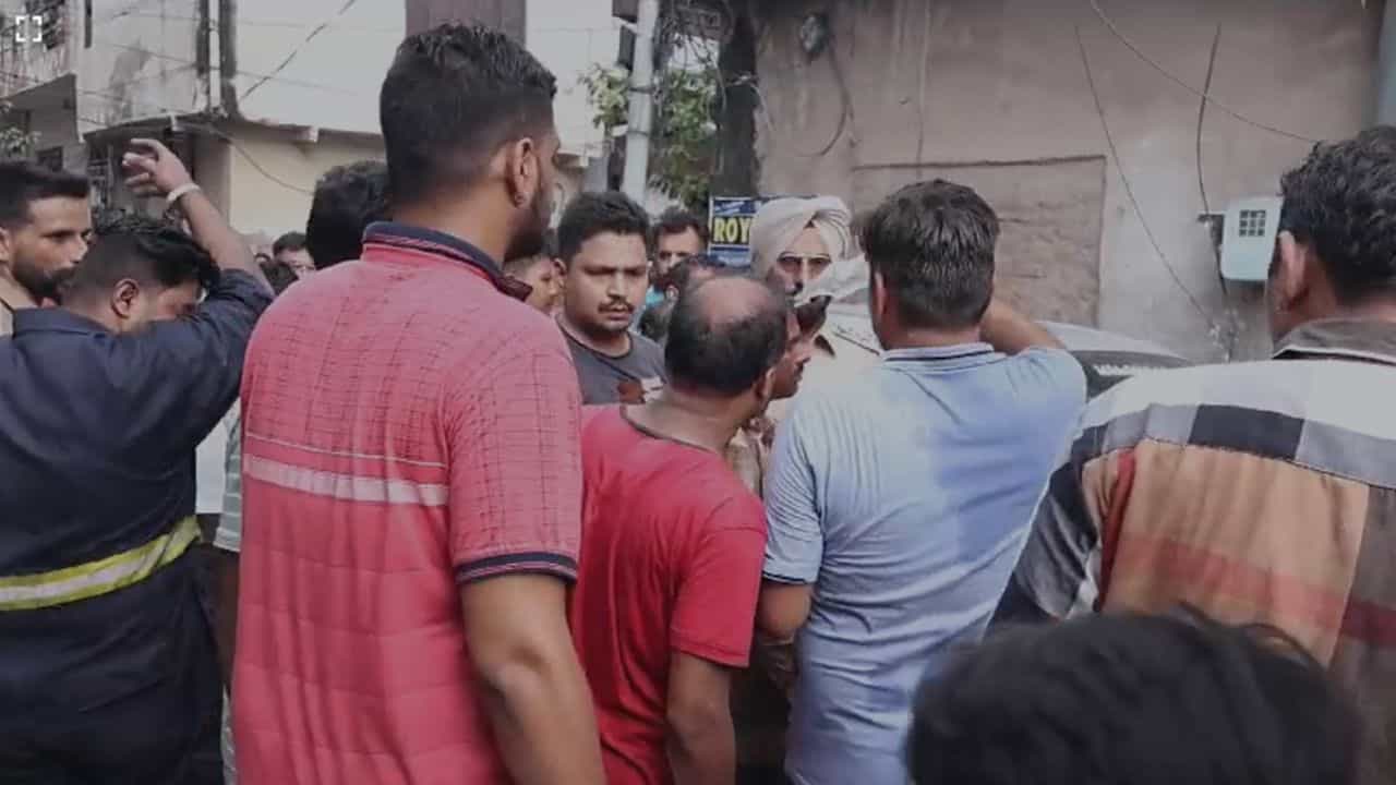 ਛੱਤ ਤੇ ਖੇਡ ਰਹੇ ਬੱਚੇ ਨੇ ਹਾਈ ਵੋਲਟੇਜ ਤਾਰਾਂ ਤੇ ਪਾਈ ਕੁੰਡੀ, ਕਰੰਟ ਲੱਗਣ ਨਾਲ ਮੌਤ, 10 ਘਰਾਂ ਦੇ ਮੀਟਰ ਵੀ ਸੜੇ ਛੱਤ ਤੇ ਖੇਡ ਰਹੇ ਬੱਚੇ ਨੇ ਹਾਈ ਵੋਲਟੇਜ ਤਾਰਾਂ ਤੇ ਪਾਈ ਕੁੰਡੀ, ਕਰੰਟ ਲੱਗਣ ਨਾਲ ਮੌਤ, 10 ਘਰਾਂ ਦੇ ਮੀਟਰ ਵੀ ਸੜੇ