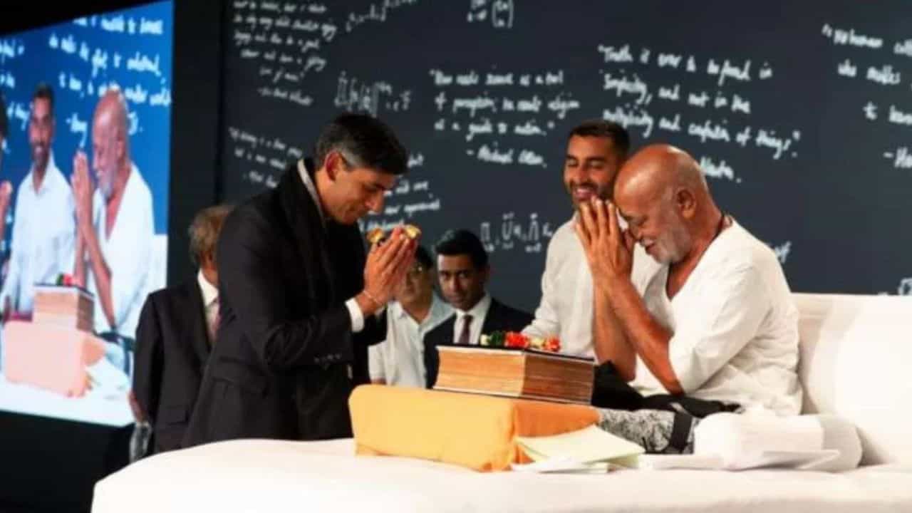 ਮੈਂ ਹਿੰਦੂ ਦੀ ਹੈਸੀਅਤ ਨਾਲ ਆਇਆ ਹਾਂ, ਮੁਰਾਰੀ ਬਾਪੂ ਦੀ ਰਾਮ ਕਥਾ ਸੁਣਨ ਪਹੁੰਚੇ ਬ੍ਰਿਟਿਸ਼ ਪ੍ਰਧਾਨ ਮੰਤਰੀ ਰਿਸ਼ੀ ਸੁਨਕ, ਜੈ ਸੀਯਾਰਾਮ ਨਾਲ ਸ਼ੁਰੂ ਕੀਤੀ ਗੱਲ, ਦੇਖੋ ਵੀਡੀਓ