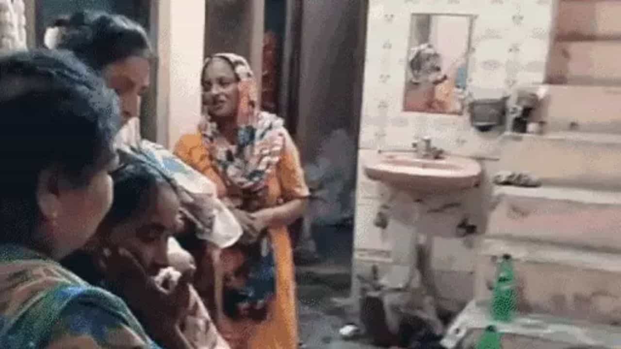 ਜਲੰਧਰ ਚ ਸੁੱਤੇ ਪਏ ਪਿਓ-ਪੁੱਤ ਨੂੰ ਸੱਪ ਨੇ ਡੰਗਿਆ, ਹਸਪਤਾਲ ਚ ਇਲਾਜ ਦੌਰਾਨ ਪਿਤਾ ਦੀ ਮੌਤ ਜਲੰਧਰ ਚ ਸੁੱਤੇ ਪਏ ਪਿਓ-ਪੁੱਤ ਨੂੰ ਸੱਪ ਨੇ ਡੰਗਿਆ, ਹਸਪਤਾਲ ਚ ਇਲਾਜ ਦੌਰਾਨ ਪਿਤਾ ਦੀ ਮੌਤ