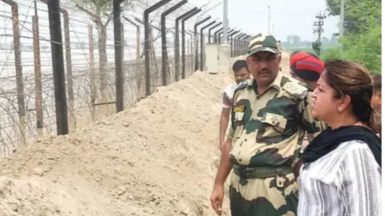 Punjab Flood: ਪਿੰਡ ਵਾਸੀਆਂ ਦੀ ਮਦਦ ਨਾਲ ਬਾਰਡਰ ਤੇ ਬਣਾਇਆ 2200 ਮੀਟਰ ਲੰਬਾ ਬੰਨ੍ਹ, ਫਾਜਿਲਕਾ ਪ੍ਰਸ਼ਾਸਨ ਨੇ ਬਚਾਈ 3000 ਏਕੜ ਫਸਲ