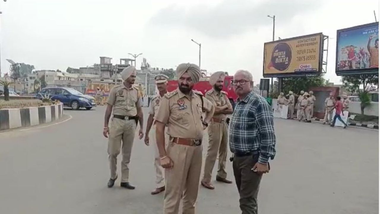 ਪੰਜਾਬ ਬੰਦ ਦੌਰਾਨ ਸ਼ਖ਼ਸ ਨੇ ਪ੍ਰਦਰਸ਼ਨਕਾਰੀਆਂ ‘ਤੇ ਚੜ੍ਹਾਈ ਸਕਾਰਪੀਓ ਤਾਂ ਮੋਗਾ ‘ਚ ਚੱਲੀ ਗੋਲੀ, ਮਨੀਪੁਰ ਹਿੰਸਾ ਖਿਲਾਫ ਬੰਦ ਦੌਰਾਨ ਵਾਪਰੀਆਂ ਘਟਨਾਵਾਂ ਪੰਜਾਬ ਬੰਦ ਦੌਰਾਨ ਸ਼ਖ਼ਸ ਨੇ ਪ੍ਰਦਰਸ਼ਨਕਾਰੀਆਂ ‘ਤੇ ਚੜ੍ਹਾਈ ਸਕਾਰਪੀਓ ਤਾਂ ਮੋਗਾ ‘ਚ ਚੱਲੀ ਗੋਲੀ, ਮਨੀਪੁਰ ਹਿੰਸਾ ਖਿਲਾਫ ਬੰਦ ਦੌਰਾਨ ਵਾਪਰੀਆਂ ਘਟਨਾਵਾਂ