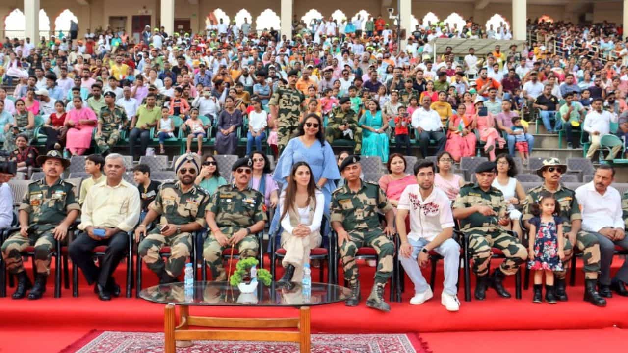 ਅਟਾਰੀ ਬਾਰਡਰ ਤੇ ਪਹੁੰਚੀ ਬਾਲੀਵੁੱਡ ਅਭਿਨੇਤਰੀ ਕਿਆਰਾ ਅਡਵਾਨੀ, BSF ਨੇ ਦਿੱਤਾ ਗੈਸਟ ਆਫ ਆਨਰ, ਵੇਖੋ ਤਸਵੀਰਾਂ