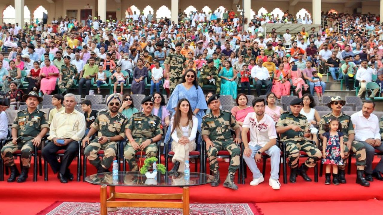 ਅਟਾਰੀ ਬਾਰਡਰ ‘ਤੇ ਪਹੁੰਚੀ ਬਾਲੀਵੁੱਡ ਅਭਿਨੇਤਰੀ ਕਿਆਰਾ ਅਡਵਾਨੀ, BSF ਨੇ ਦਿੱਤਾ ‘ਗੈਸਟ ਆਫ ਆਨਰ’, ਵੇਖੋ ਤਸਵੀਰਾਂ ਅਟਾਰੀ ਬਾਰਡਰ ‘ਤੇ ਪਹੁੰਚੀ ਬਾਲੀਵੁੱਡ ਅਭਿਨੇਤਰੀ ਕਿਆਰਾ ਅਡਵਾਨੀ, BSF ਨੇ ਦਿੱਤਾ ‘ਗੈਸਟ ਆਫ ਆਨਰ’, ਵੇਖੋ ਤਸਵੀਰਾਂ