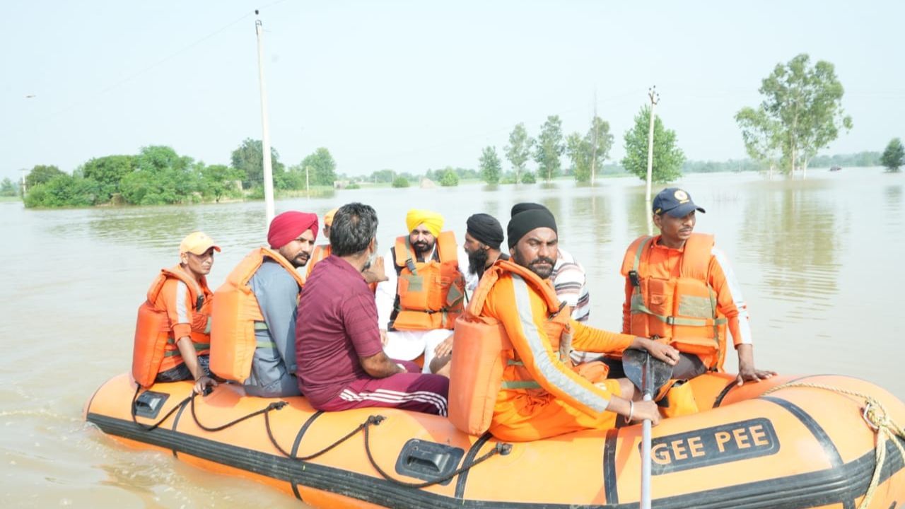 ਪੰਜਾਬ ਦੇ 8 ਜ਼ਿਲ੍ਹਿਆਂ ‘ਚ ਹੜ੍ਹ, CM ਭਗਵੰਤ ਮਾਨ ਨੇ ਕਿਹਾ- ਤੇਲੰਗਾਨਾ ਵਾਂਗ ਬਣਾਵਾਂਗੇ ਚੈੱਕ ਡੈਮ ਪੰਜਾਬ ਦੇ 8 ਜ਼ਿਲ੍ਹਿਆਂ ‘ਚ ਹੜ੍ਹ, CM ਭਗਵੰਤ ਮਾਨ ਨੇ ਕਿਹਾ- ਤੇਲੰਗਾਨਾ ਵਾਂਗ ਬਣਾਵਾਂਗੇ ਚੈੱਕ ਡੈਮ