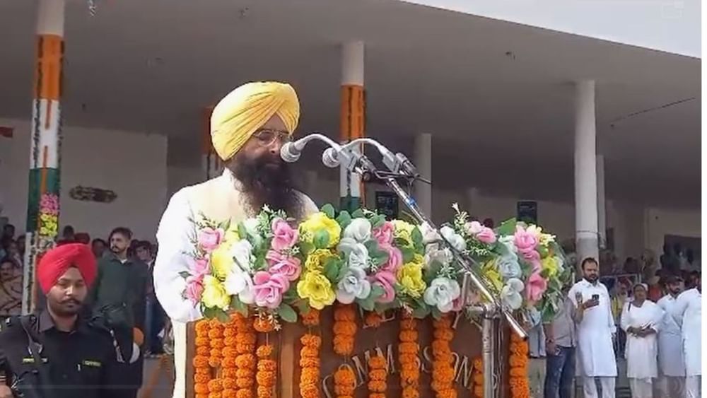 ਇਸ ਮੌਕੇ ਖੁੱਡੀਆਂ ਨੇ ਕਿਹਾ ਕਿ ਦੇਸ਼ ਦੀ ਅਜਾਦੀ ਲਈ ਲੜਨ ਵਾਲੇ ਸ਼ਹੀਦਾਂ ਅਤੇ ਸੁਤੰਤਰਤਾ ਸੈਨਾਨੀਆਂ ਦੇ ਯੋਗਦਾਨ ਸਦਕਾ ਹੀ ਦੇਸ ਅੱਜ ਅਜਾਦੀ ਦਾ ਨਿੱਘ ਮਾਣ ਰਹੇ ਹਾਂ। ਉਹਨਾਂ ਕਿਹਾ ਕਿ ਸਾਨੂੰ ਮਾਣ ਹੈ ਕੇ ਦੇਸ ਦੀ ਅਜਾਦੀ ਲਈ ਪੰਜਾਬੀਆਂ ਨੇ ਕੁਰਬਾਨੀਆਂ ਦਿੱਤੀਆਂ।
