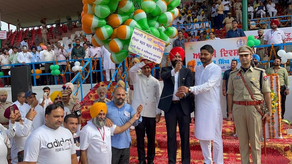 ਲਾਲਜੀਤ ਸਿੰਘ ਭੁੱਲਰ ਵੱਲੋਂ ਪਰੇਡ ਦਾ ਨਿਰੀਖਣ ਕੀਤਾ ਗਿਆ। ਇਸ ਤੋਂ ਬਾਅਦ ਡੀ.ਐੱਸ.ਪੀ. ਸ. ਗੁਰਵਿੰਦਰ ਸਿੰਘ ਦੀ ਅਗਵਾਈ ਹੇਠ ਪੰਜਾਬ ਪੁਲਿਸ ਦੇ ਜਵਾਨਾਂ, ਪੰਜਾਬ ਪੁਲਿਸ ਮਹਿਲਾ ਪਲਟੂਨ, ਪੰਜਾਬ ਹੋਮਗਾਰਡ, ਐੱਨ.ਸੀ.ਸੀ. ਕੈਡਿਟਸ (ਲੜਕੇ ਤੇ ਲੜਕੀਆਂ), ਪੰਜਾਬ ਪੁਲਿਸ ਬੈਂਡ ਅਤੇ ਭਾਰਤੀ ਫ਼ੌਜ ਦੇ ਬੈਂਡ ਵੱਲੋਂ ਸ਼ਾਨਦਾਰ ਮਾਰਚ ਪਾਸਟ ਕੀਤਾ ਗਿਆ।